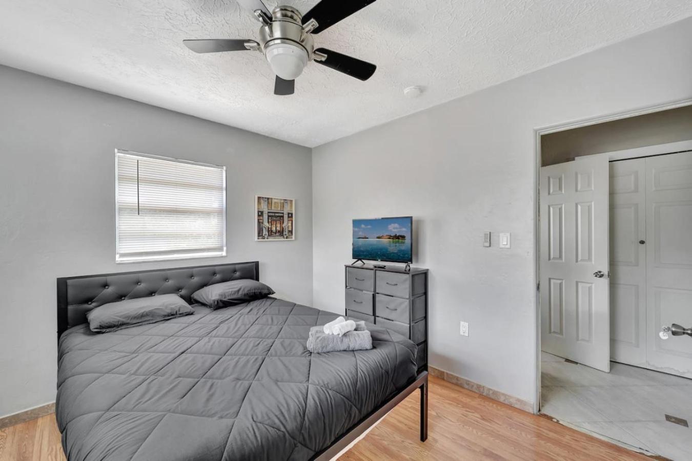 Cozy Retreat pvt rm Close To Siesta Keys J3A shared home