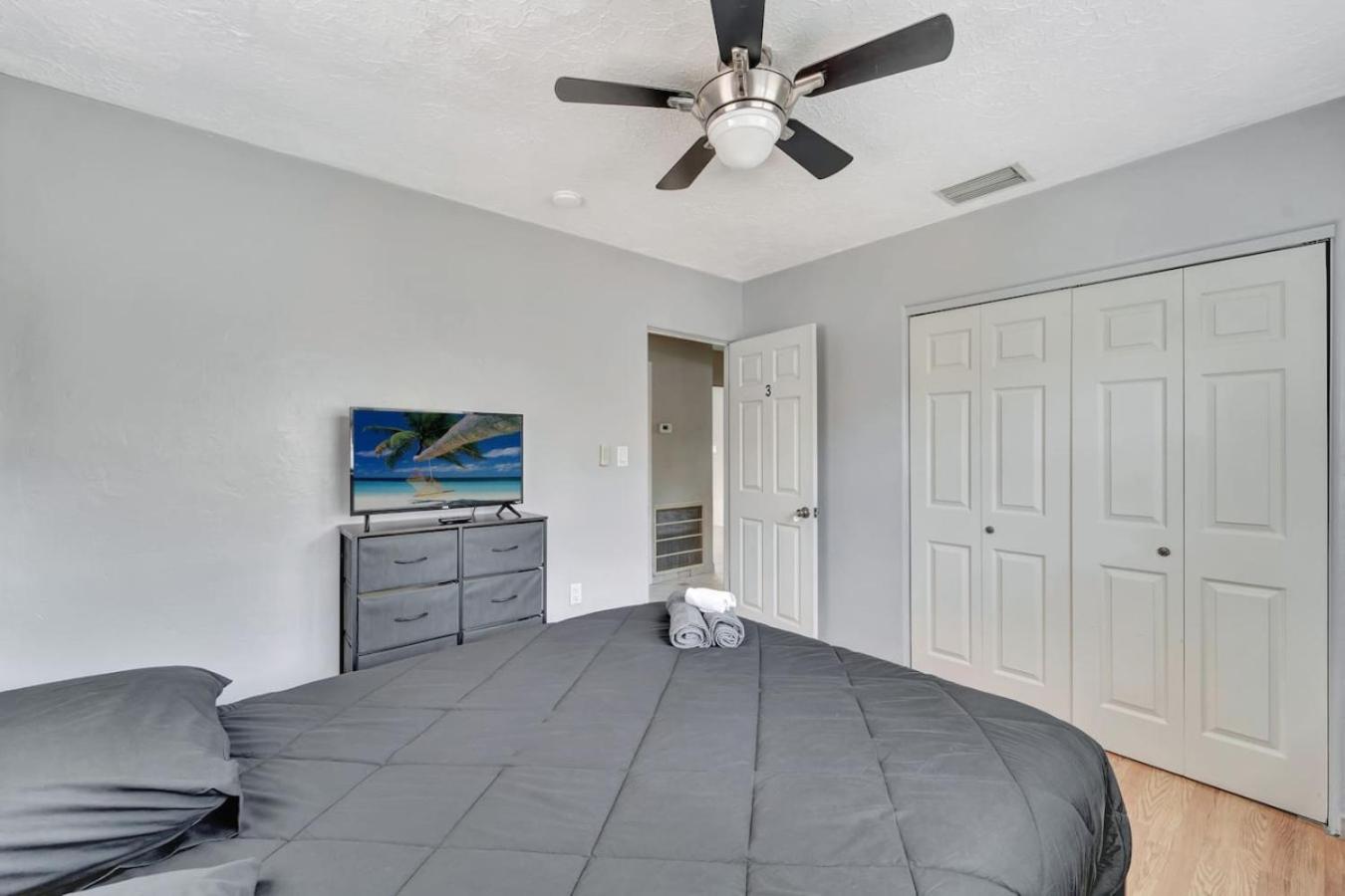 Cozy Retreat pvt rm Close To Siesta Keys J3A shared home