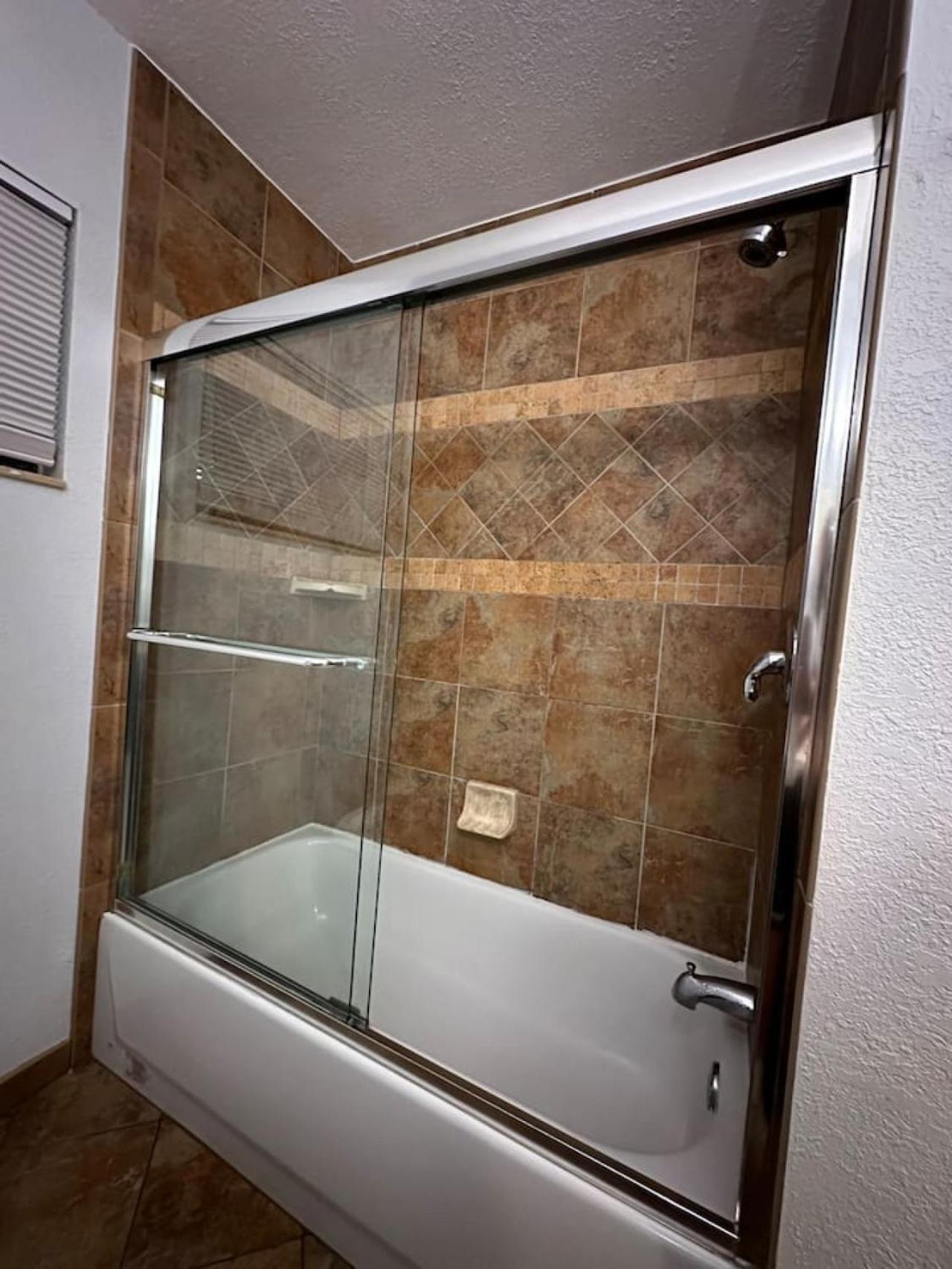 Cozy Retreat pvt rm Close To Siesta Keys J3A shared home