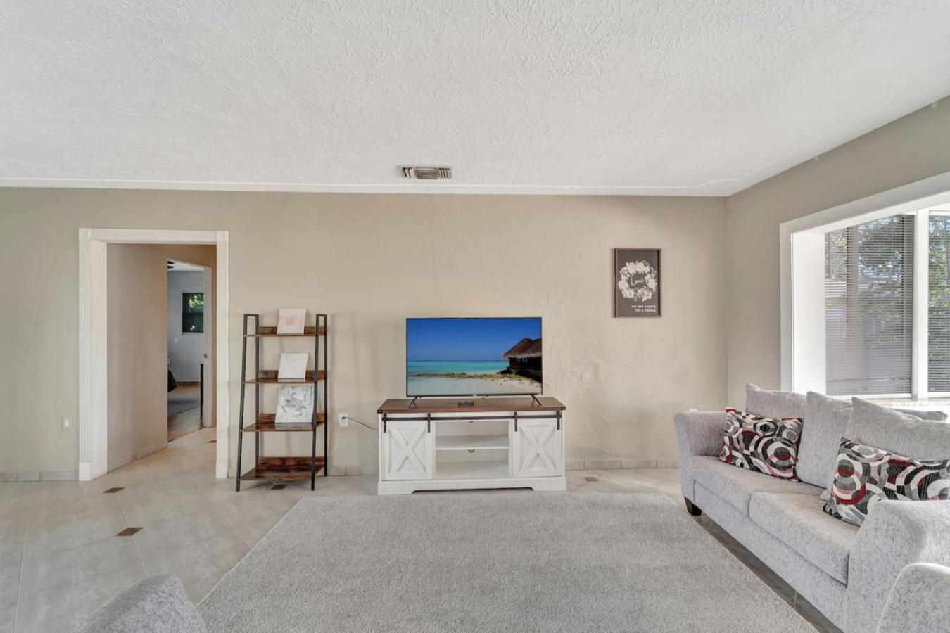 Cozy Private Rm Near Beach Travelers Welcome J1A shared home