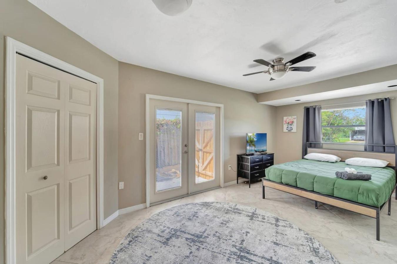 Cozy Private Rm Near Beach Travelers Welcome J1A shared home