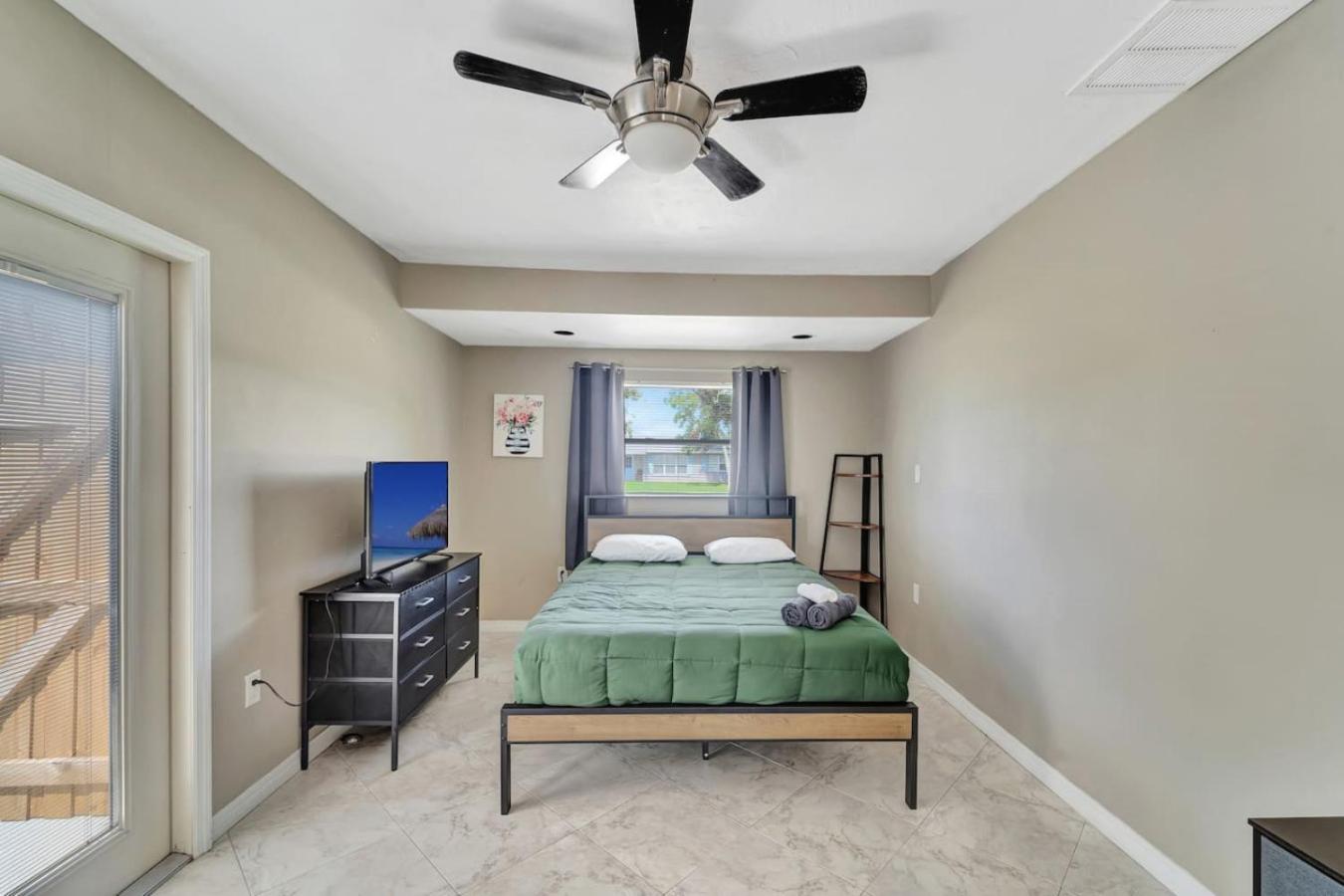 Cozy Private Rm Near Beach Travelers Welcome J1A shared home
