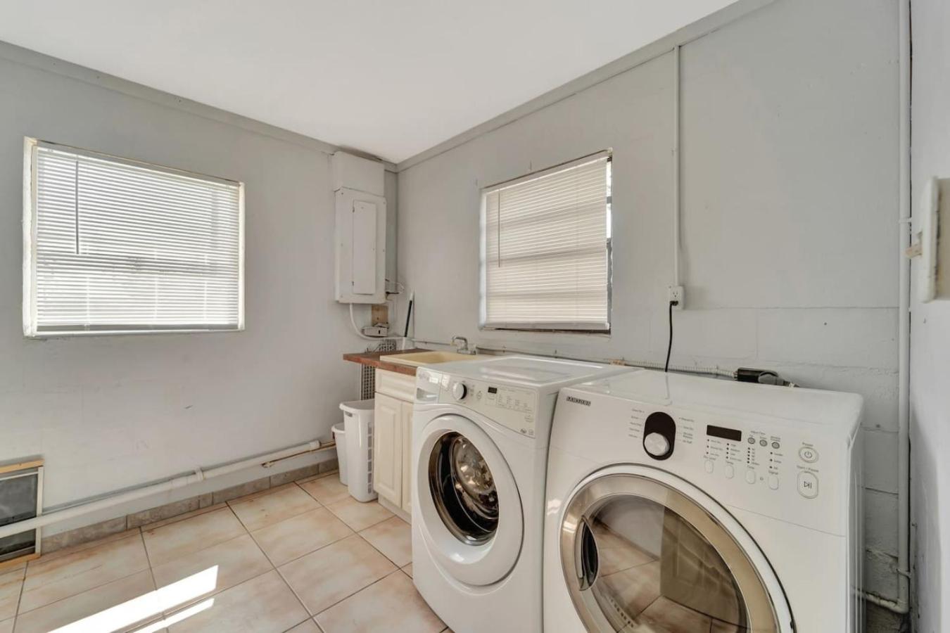 Cozy Private Rm Near Beach Travelers Welcome J1A shared home