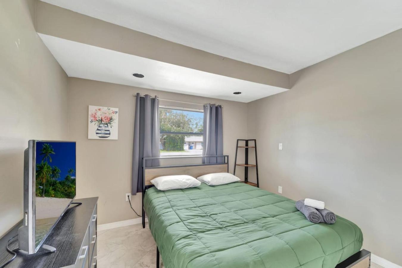 Cozy Private Rm Near Beach Travelers Welcome J1A shared home