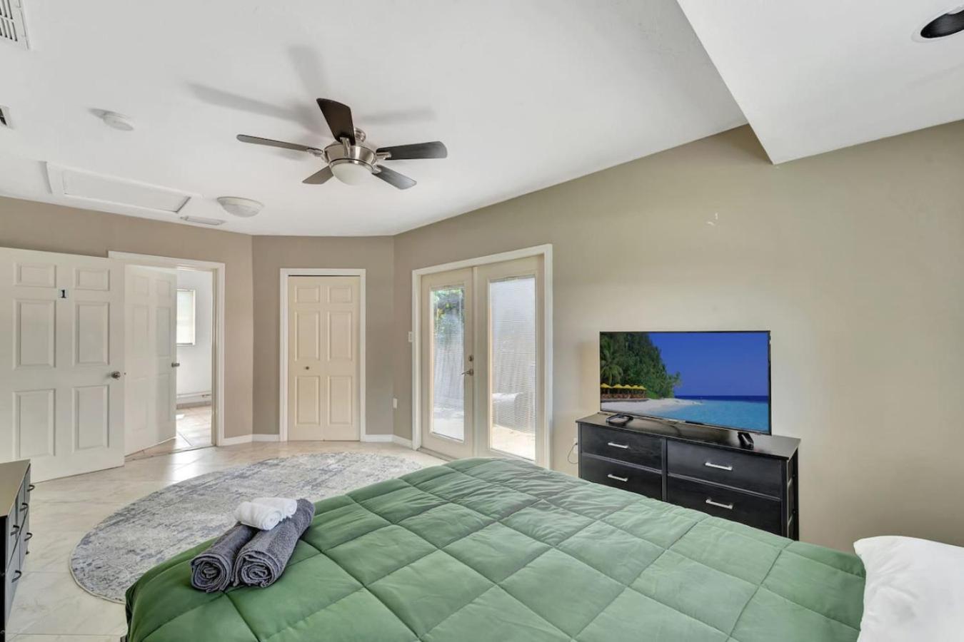 Cozy Private Rm Near Beach Travelers Welcome J1A shared home