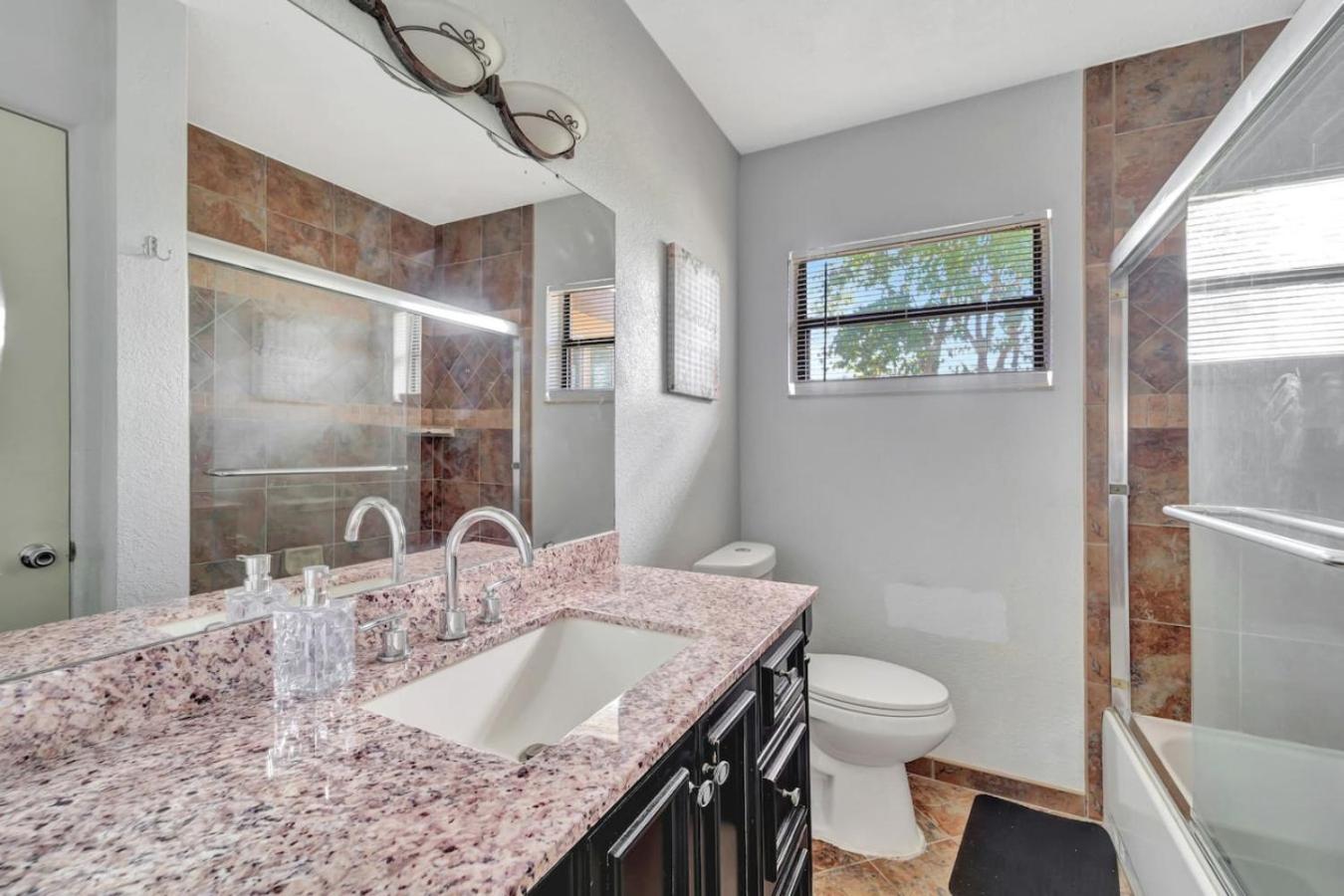 Cozy Private Rm Near Beach Travelers Welcome J1A shared home