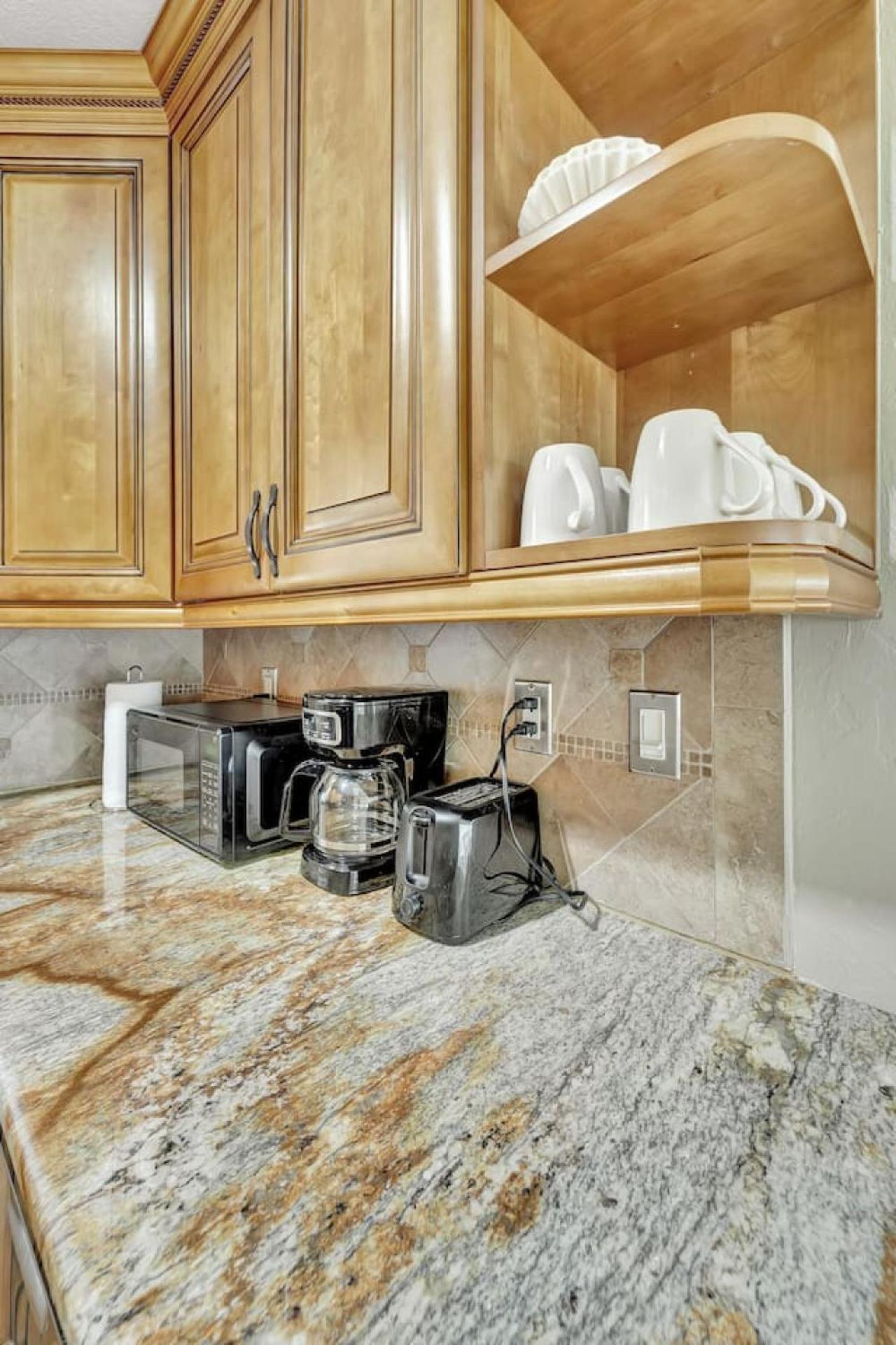 Cozy Private Rm Near Beach Travelers Welcome J1A shared home