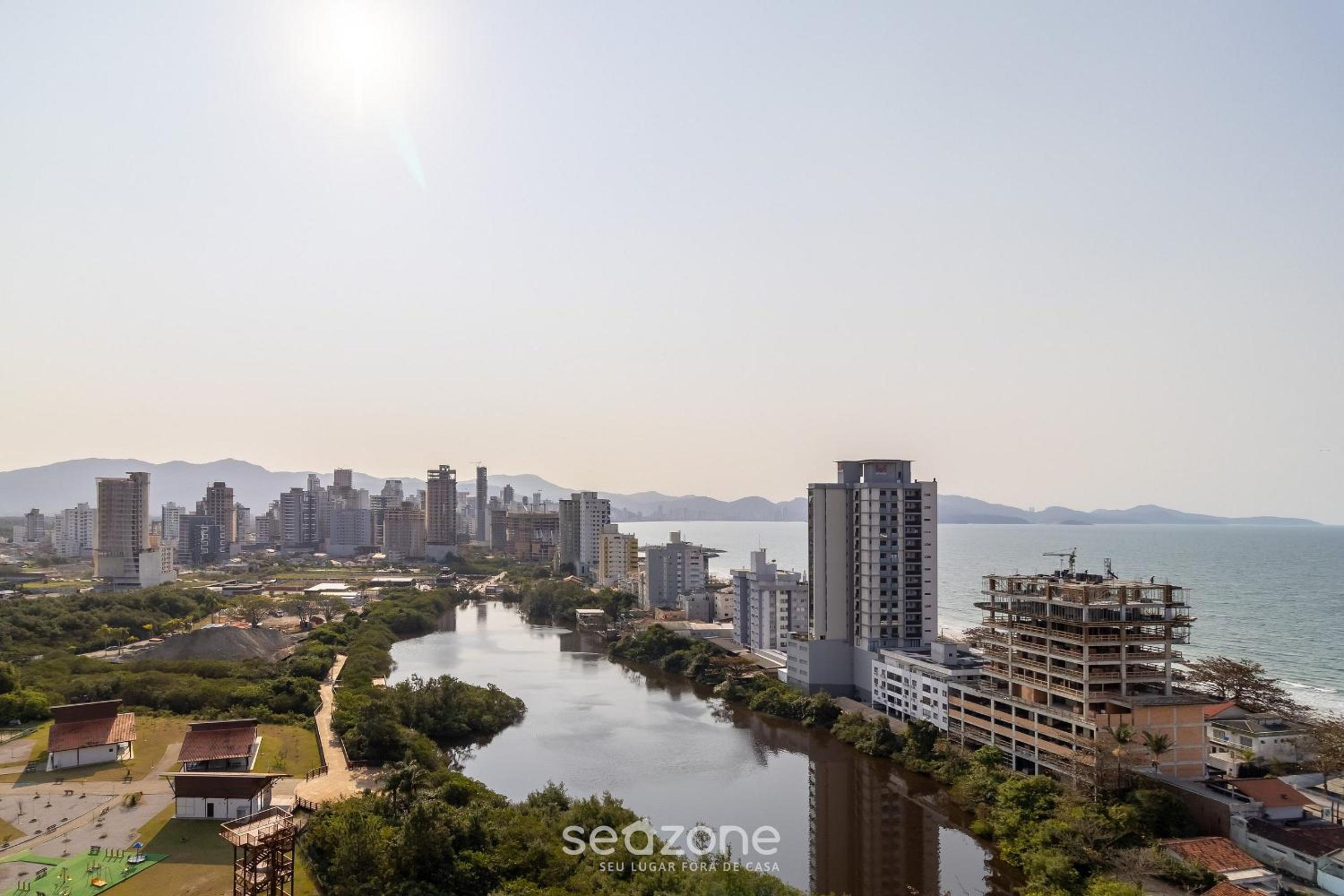 Enjoy the best of Perequê just 150m from the sea! CLE