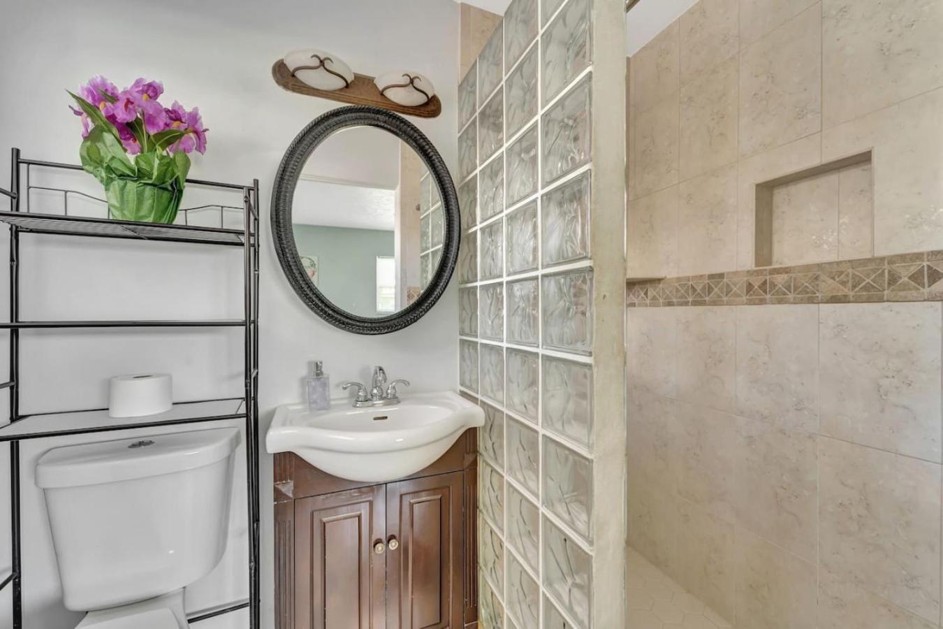 Eco Private Suite Rm w Bath Golf Nearby J2A shared home