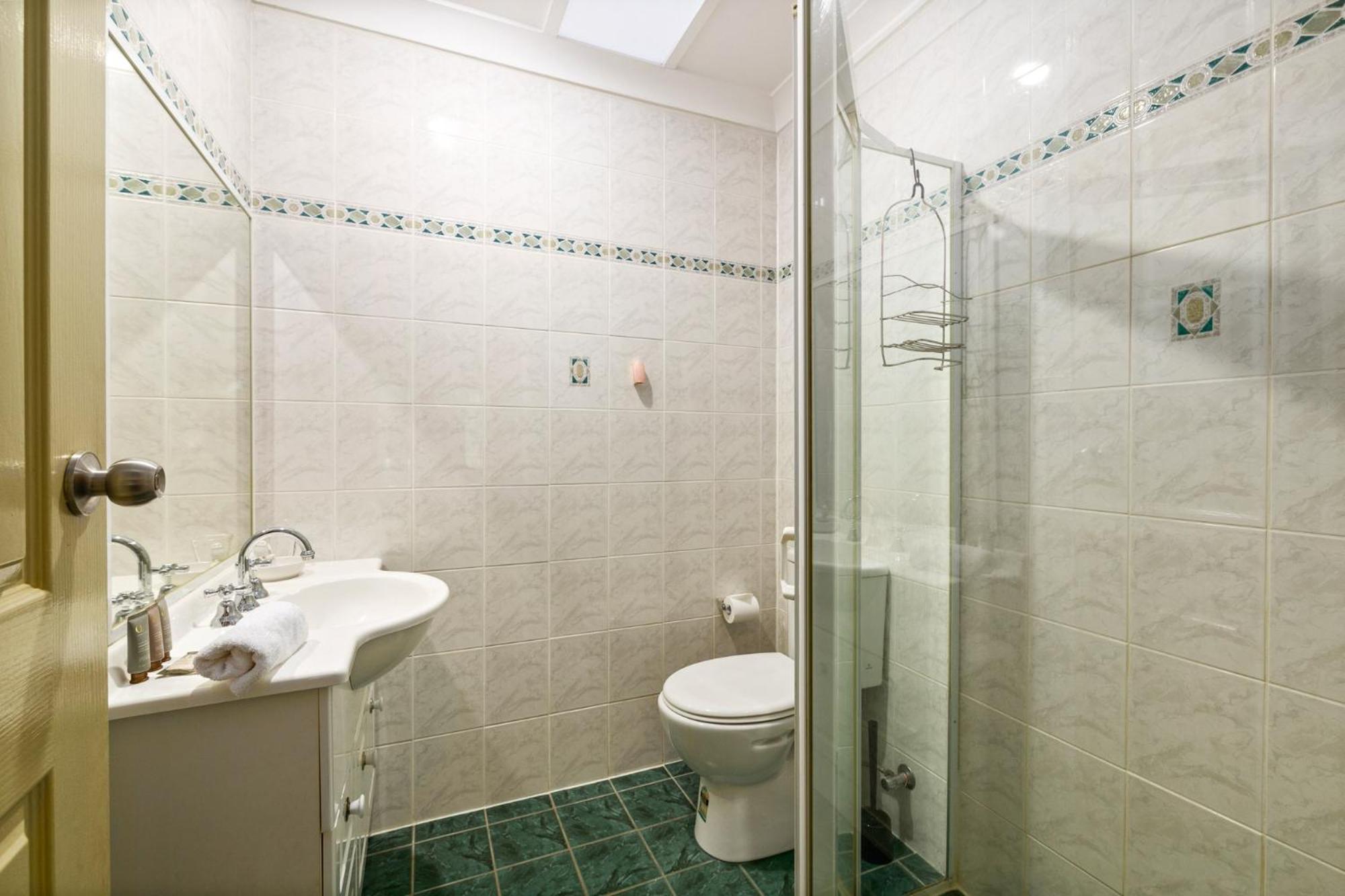 Spacious 2-Bed Townhouse with Garage & Patio