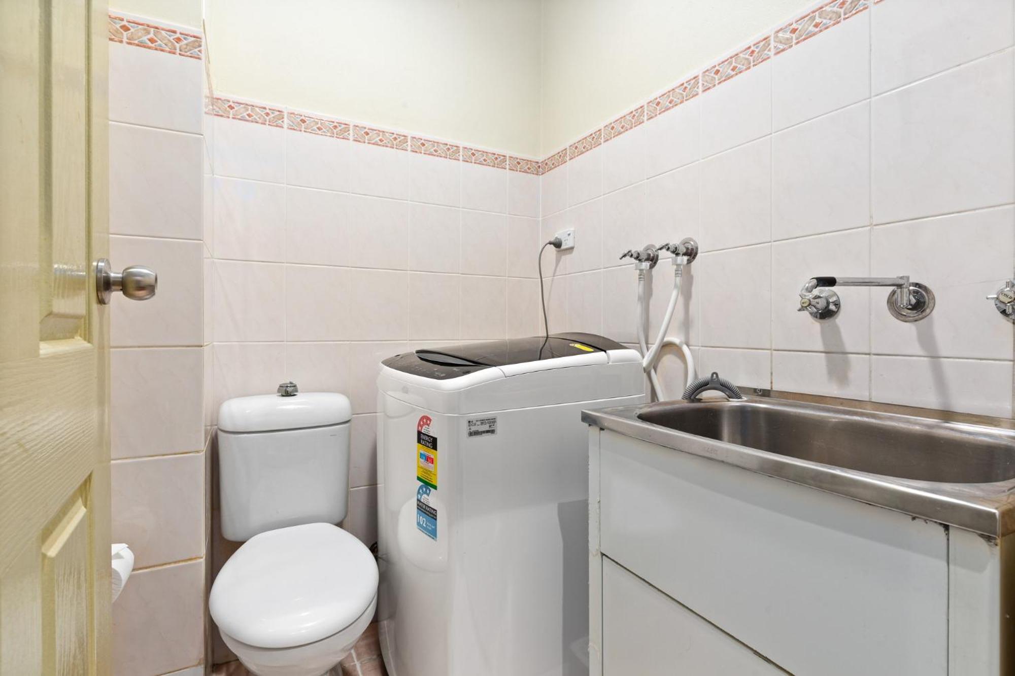 Spacious 2-Bed Townhouse with Garage & Patio