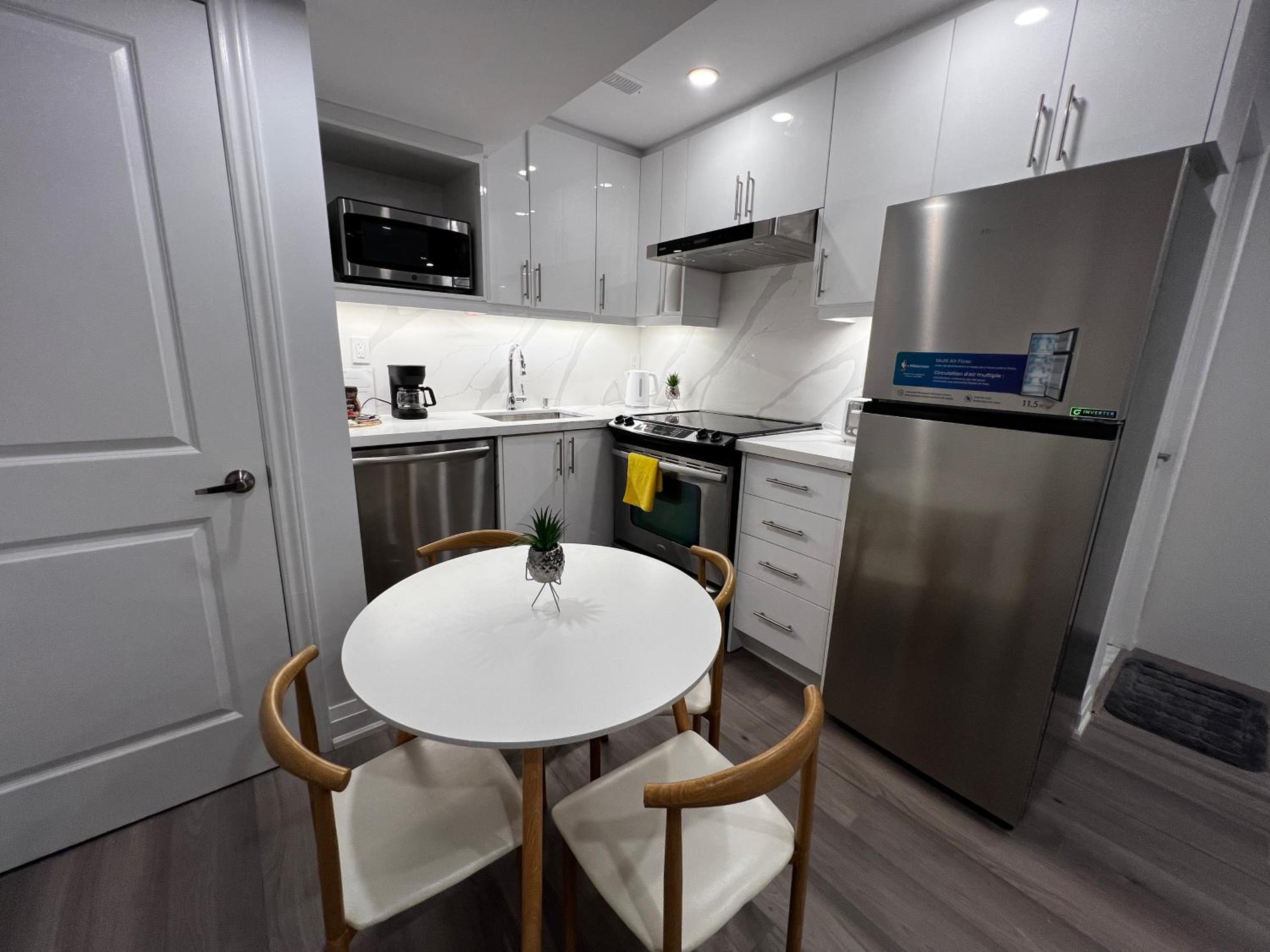 Cozy 2 Bedrooms Modern Basement Suite with Private entrance, Kitchen and parking