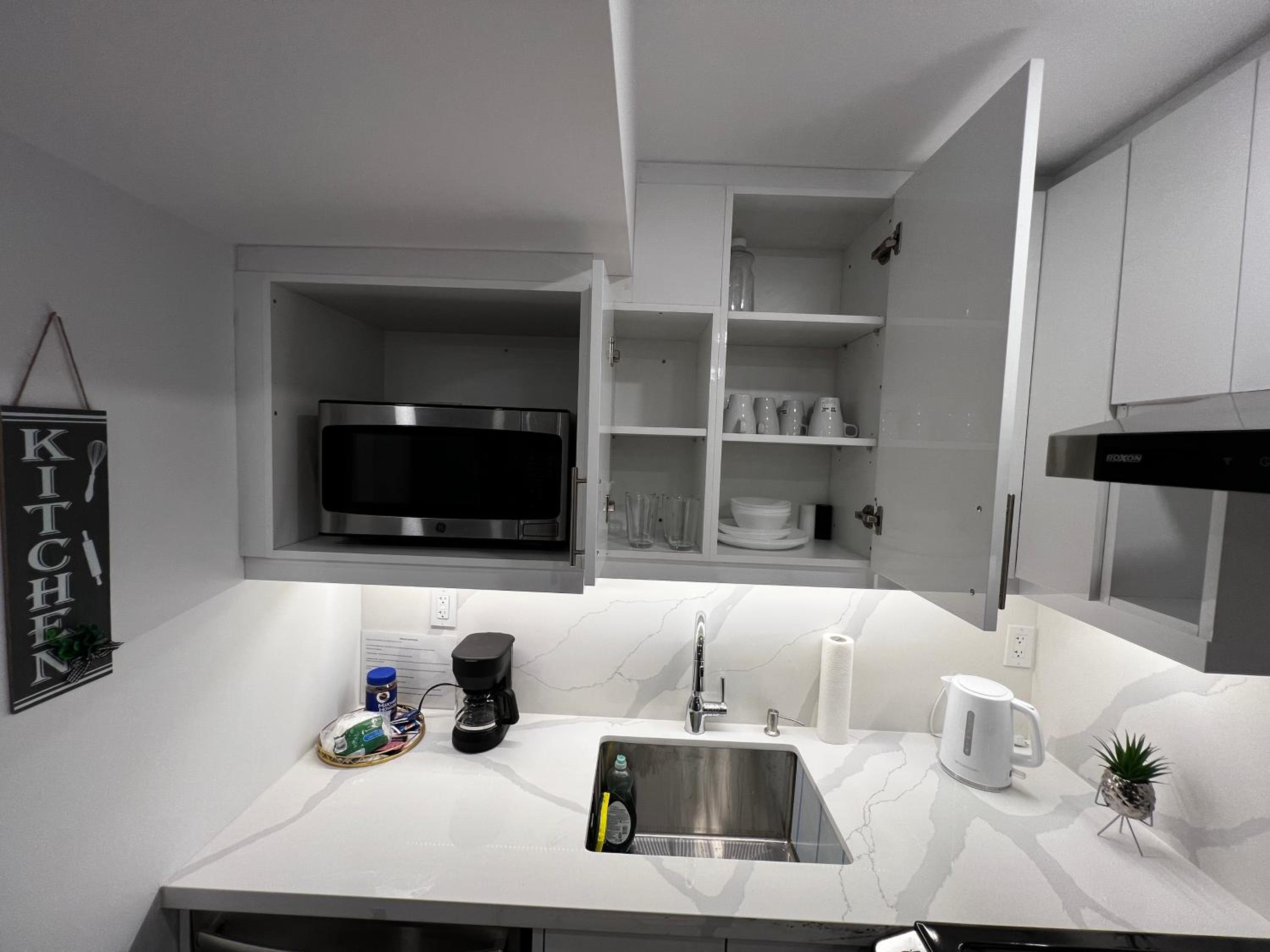 Cozy 2 Bedrooms Modern Basement Suite with Private entrance, Kitchen and parking