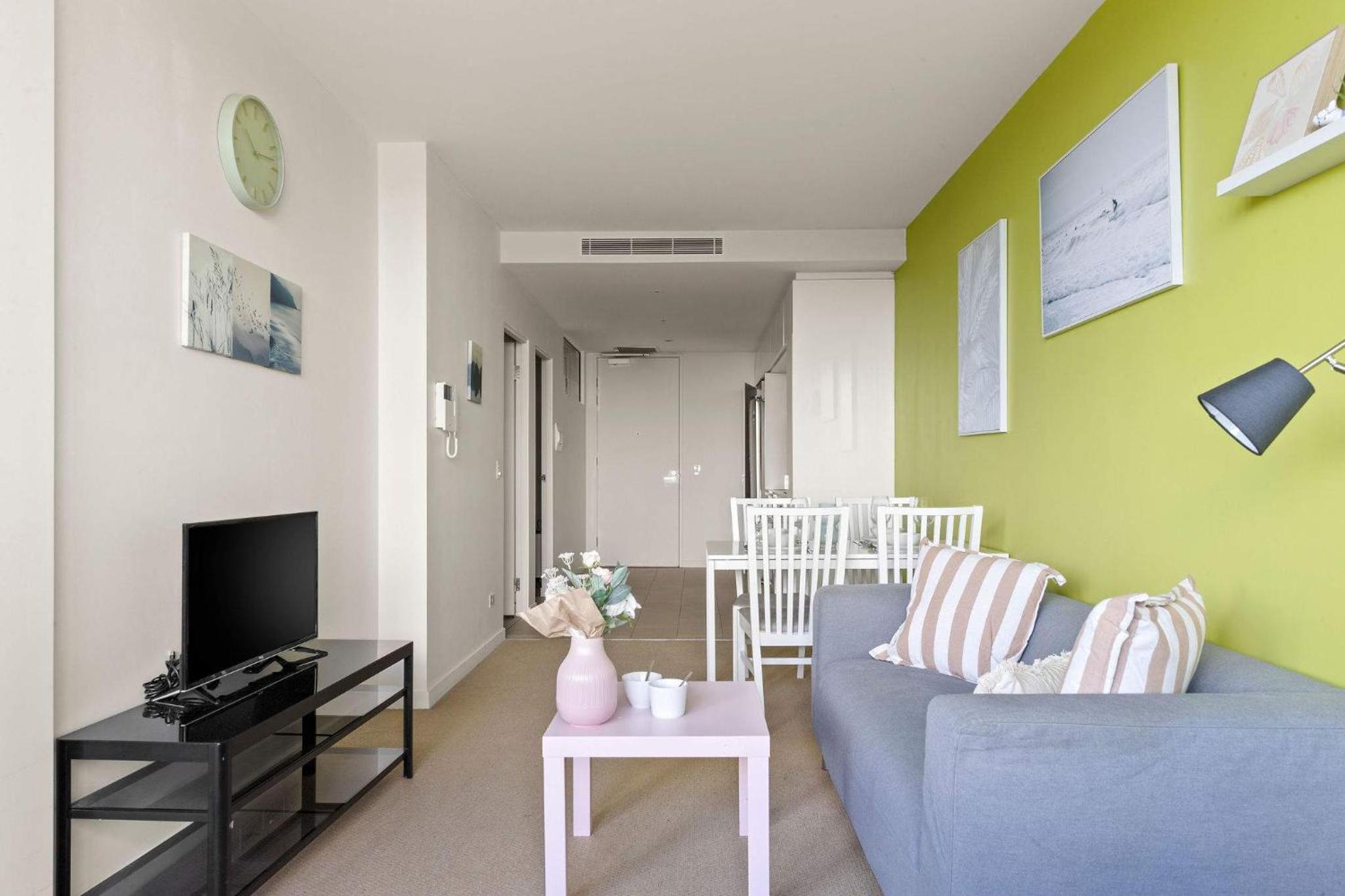 Chic 2BR Apt Near to Melbourne Central City Views