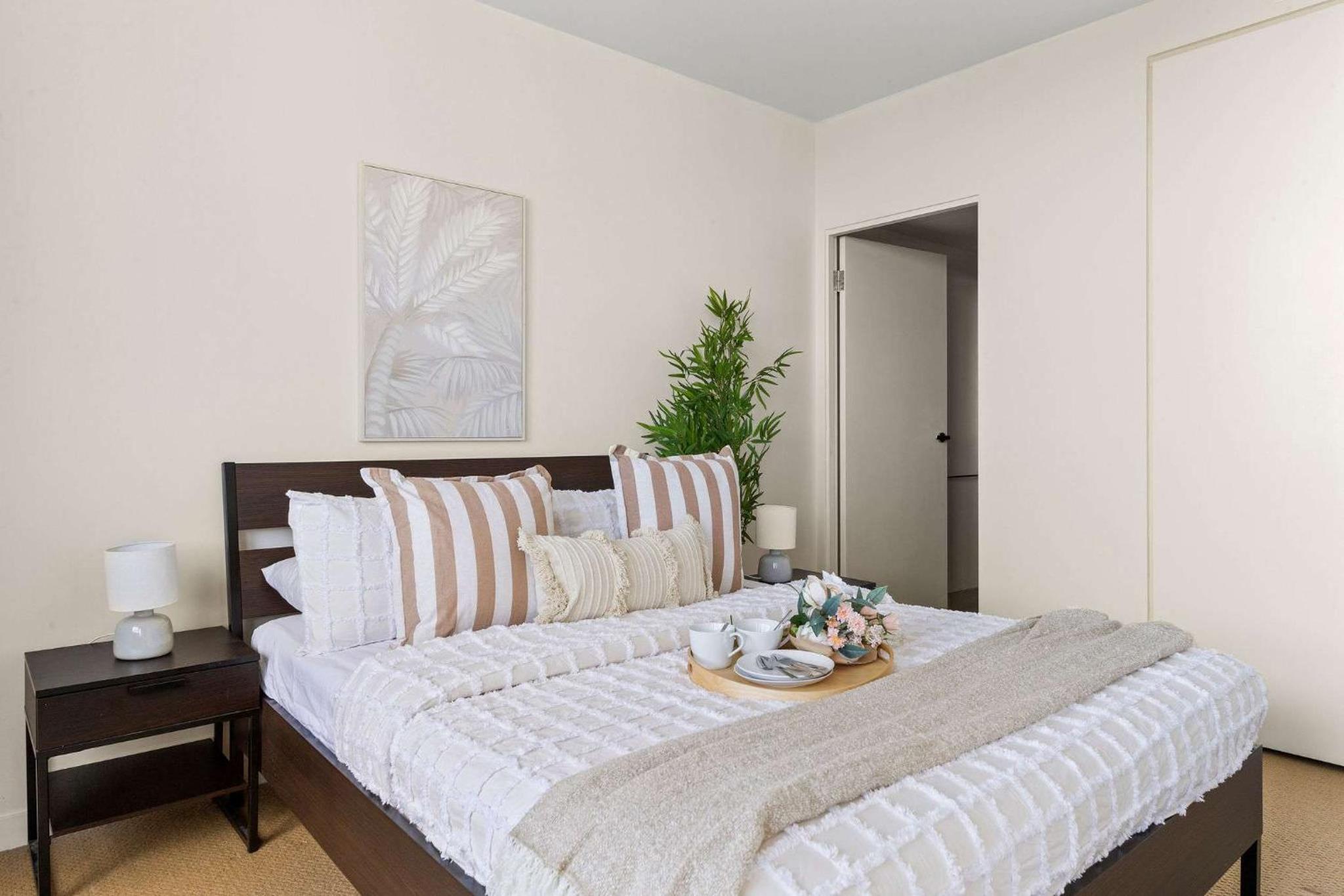 Chic 2BR Apt Near to Melbourne Central City Views