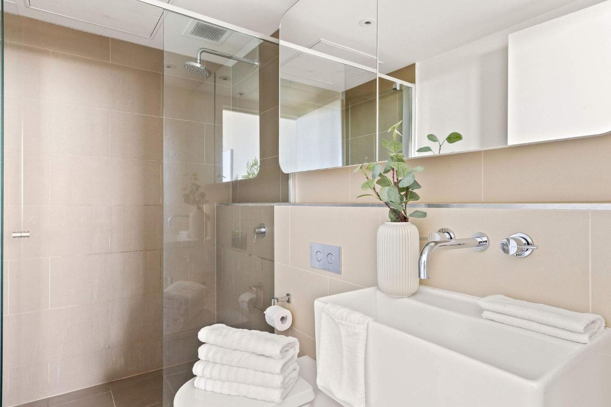 Chic 2BR Apt Near to Melbourne Central City Views