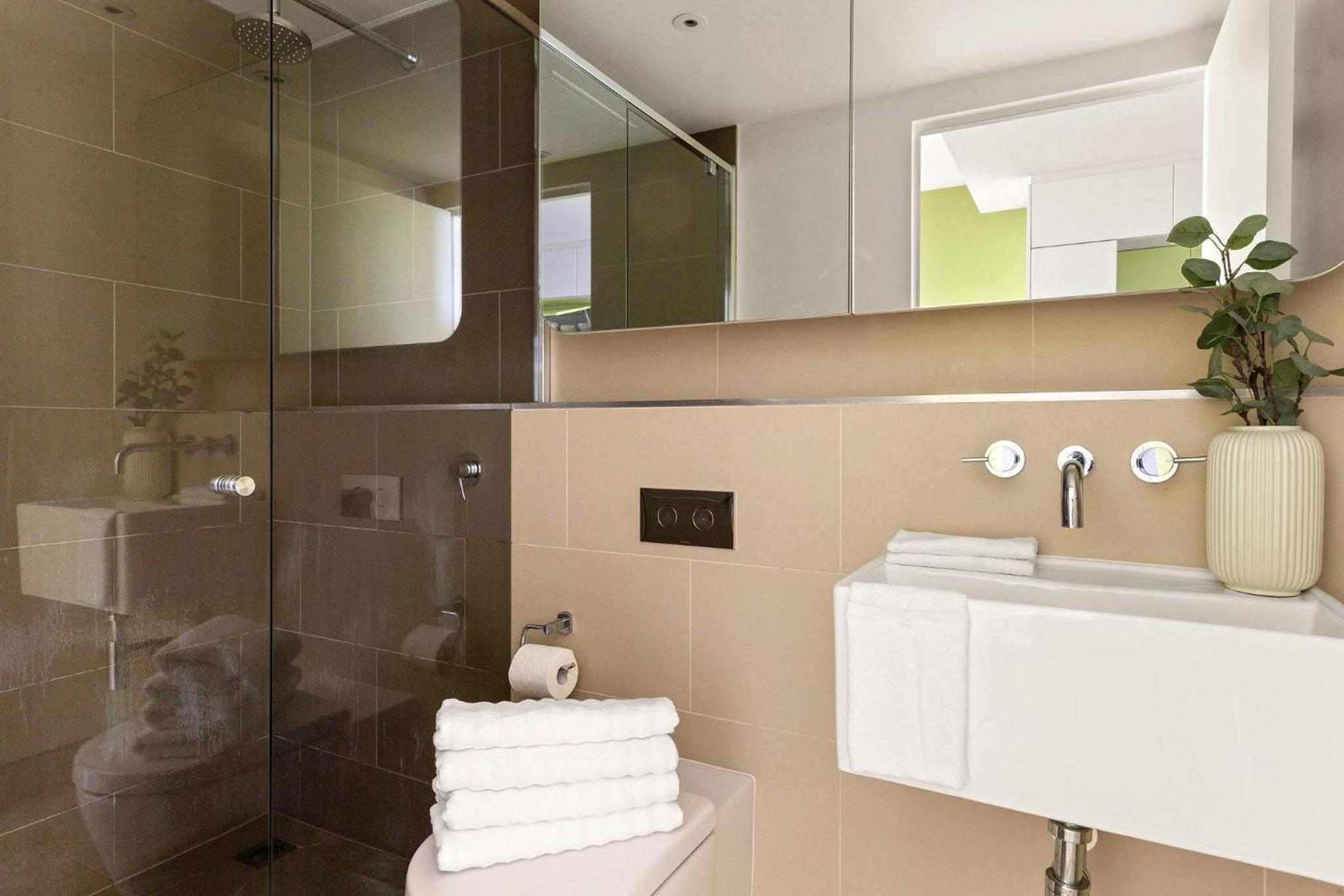 Chic 2BR Apt Near to Melbourne Central City Views