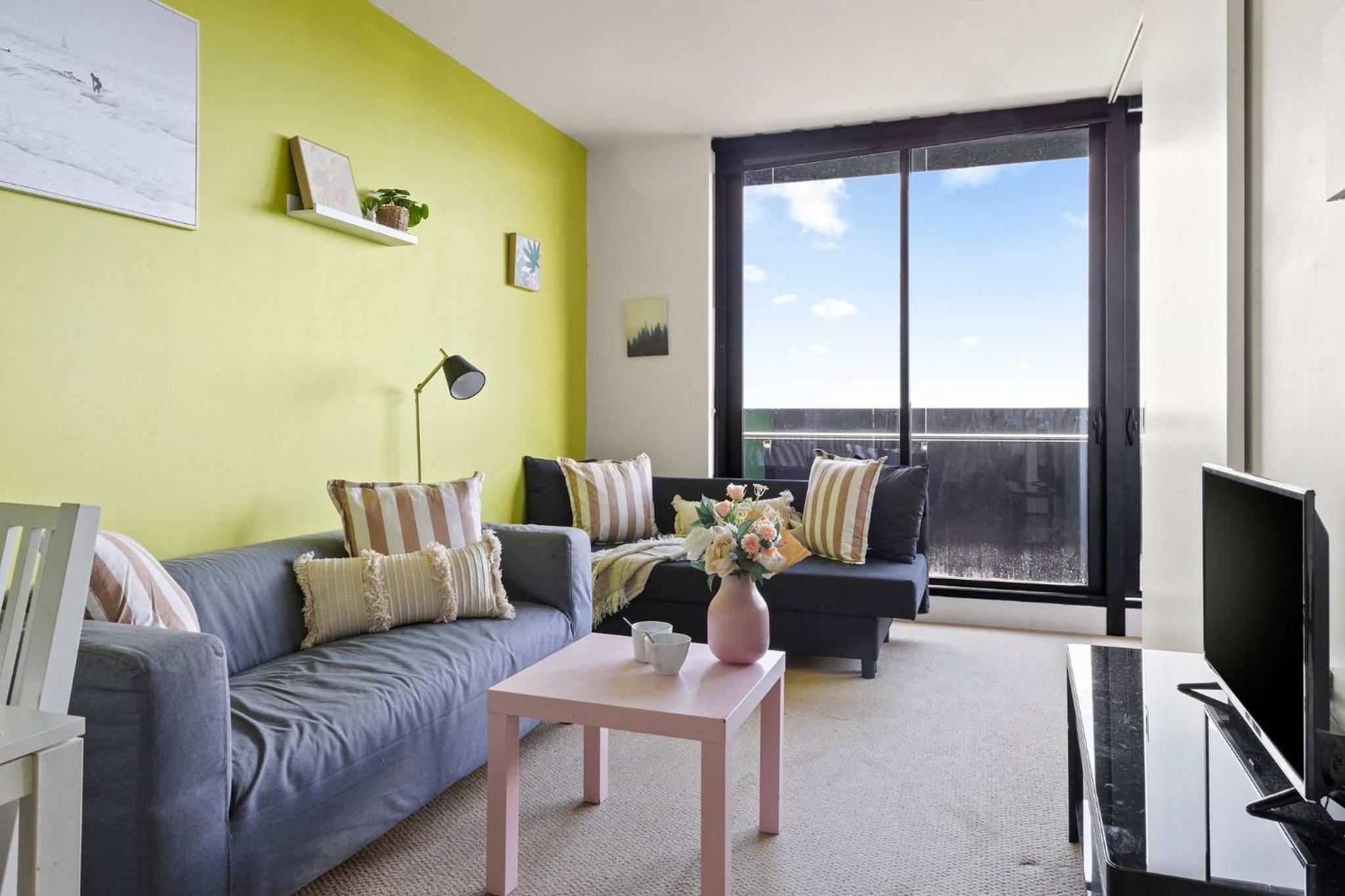 Chic 2BR Apt Near to Melbourne Central City Views