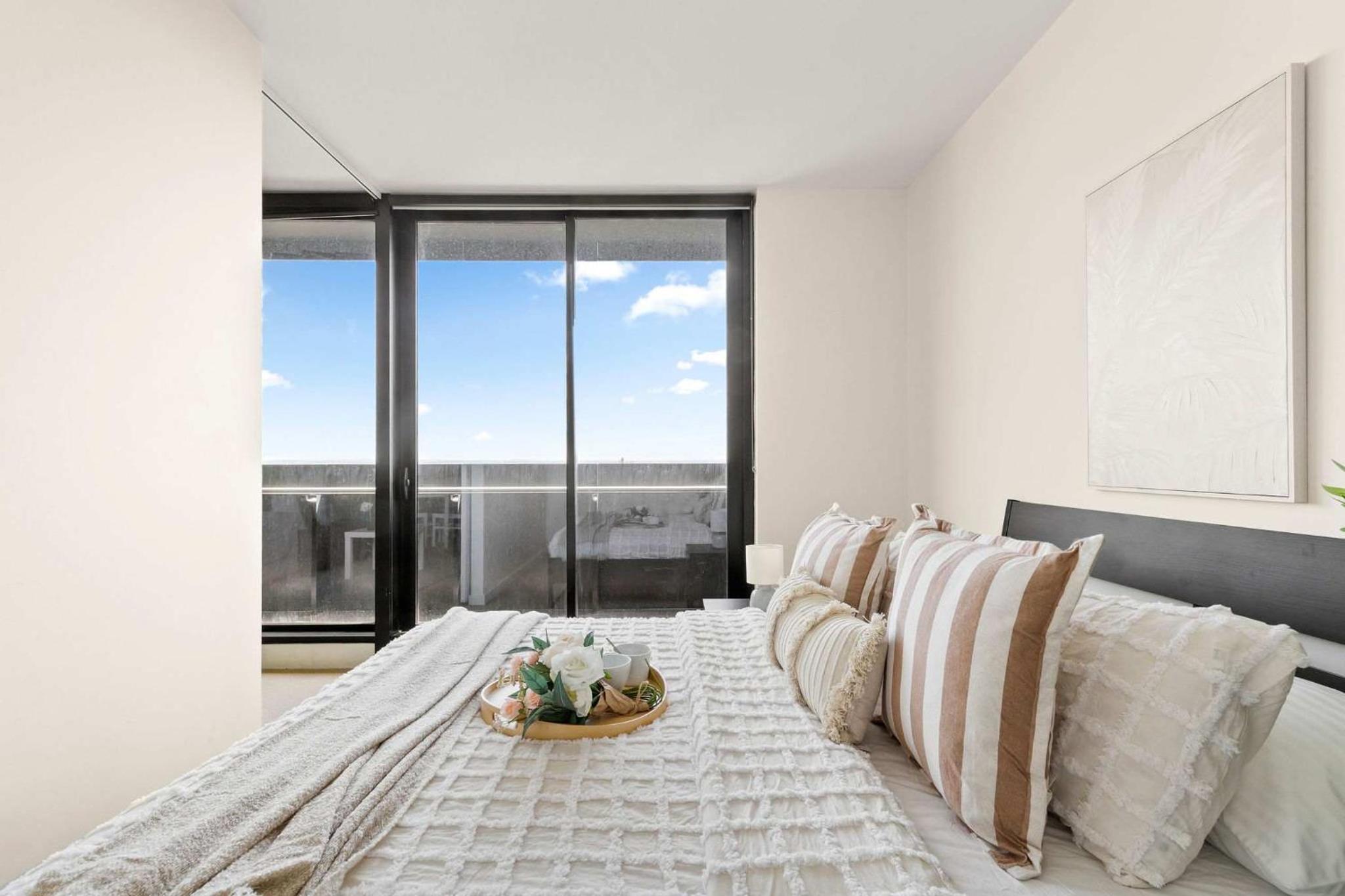 Chic 2BR Apt Near to Melbourne Central City Views