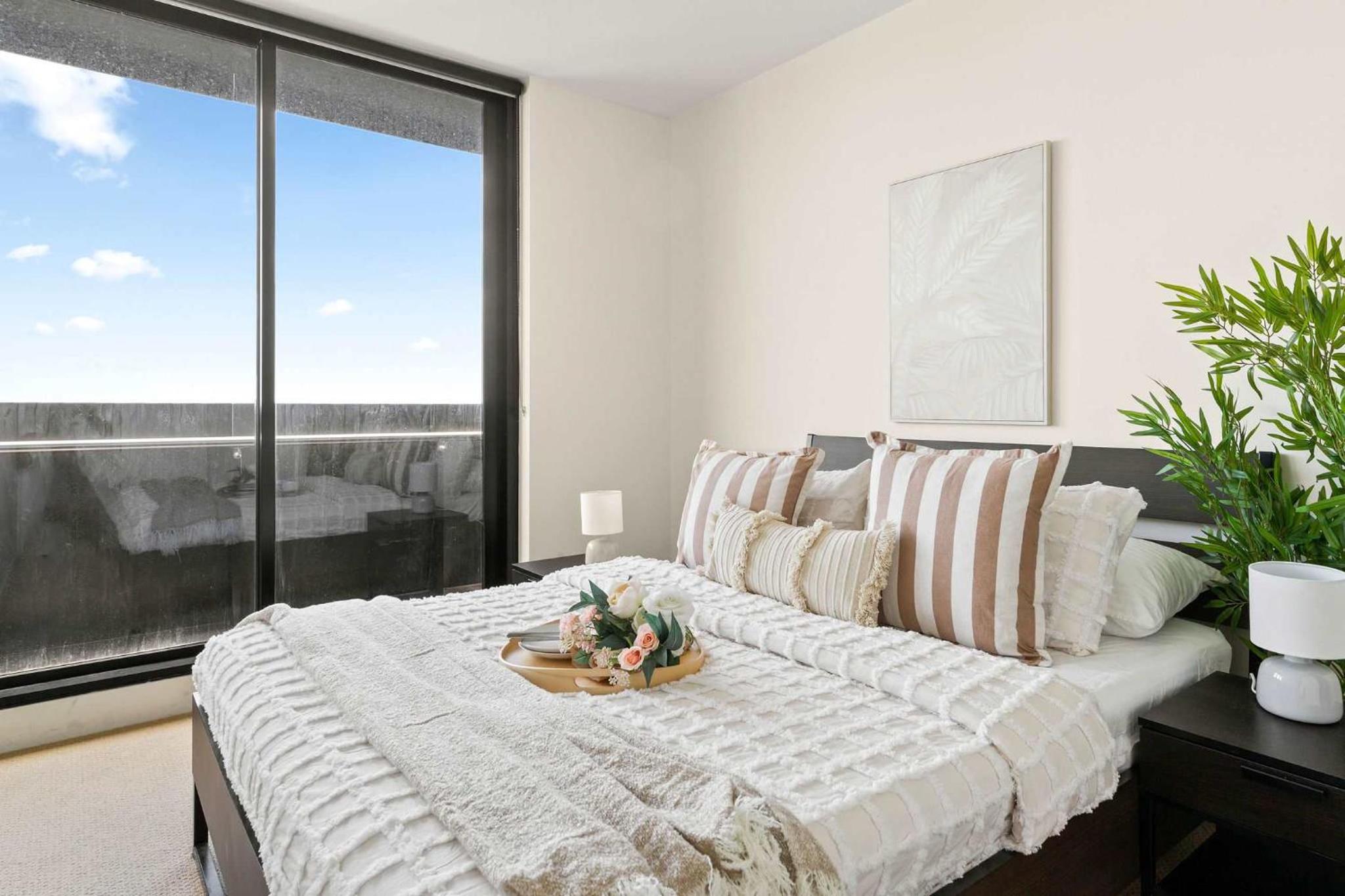 Chic 2BR Apt Near to Melbourne Central City Views
