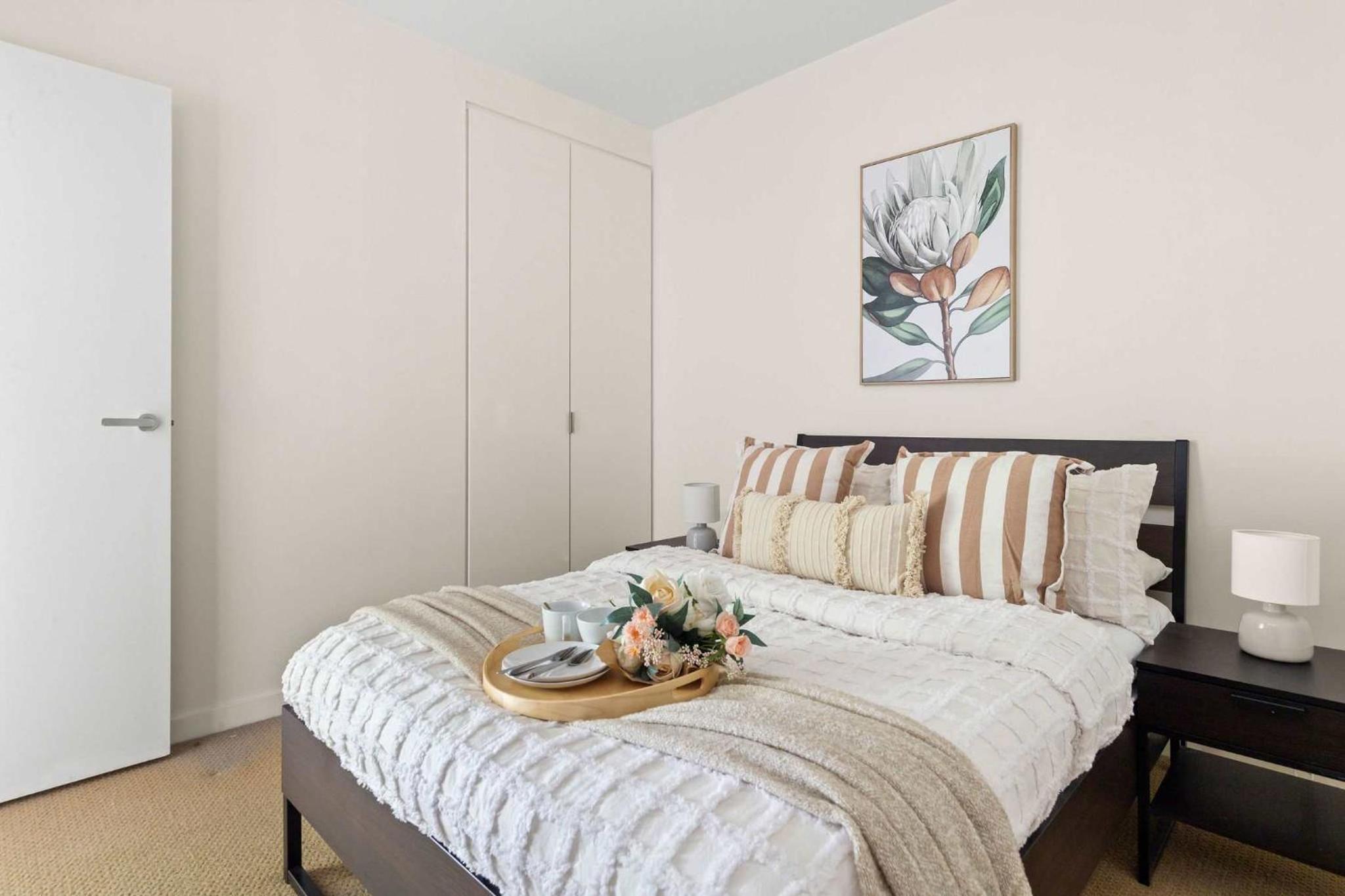 Chic 2BR Apt Near to Melbourne Central City Views