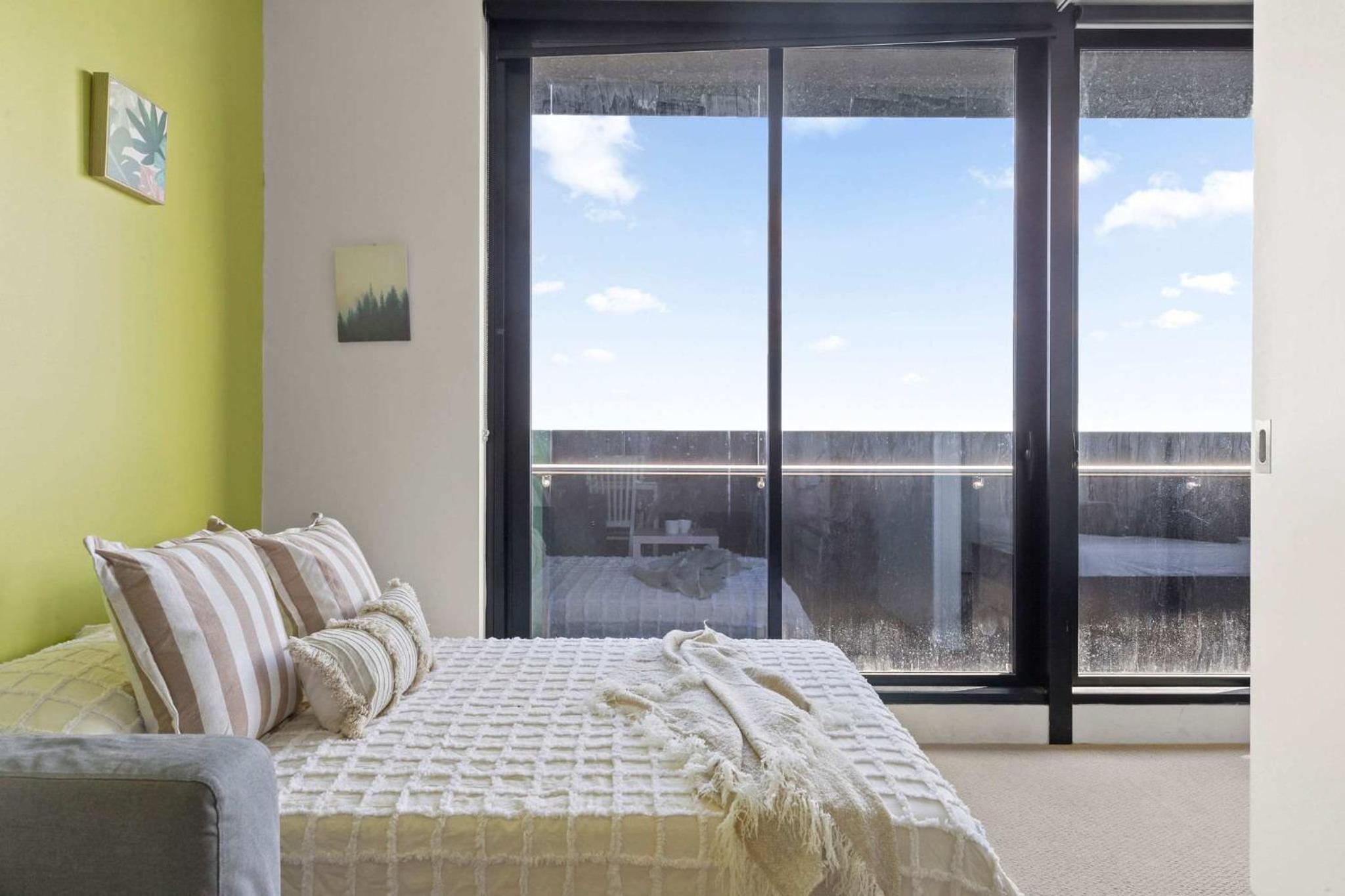 Chic 2BR Apt Near to Melbourne Central City Views