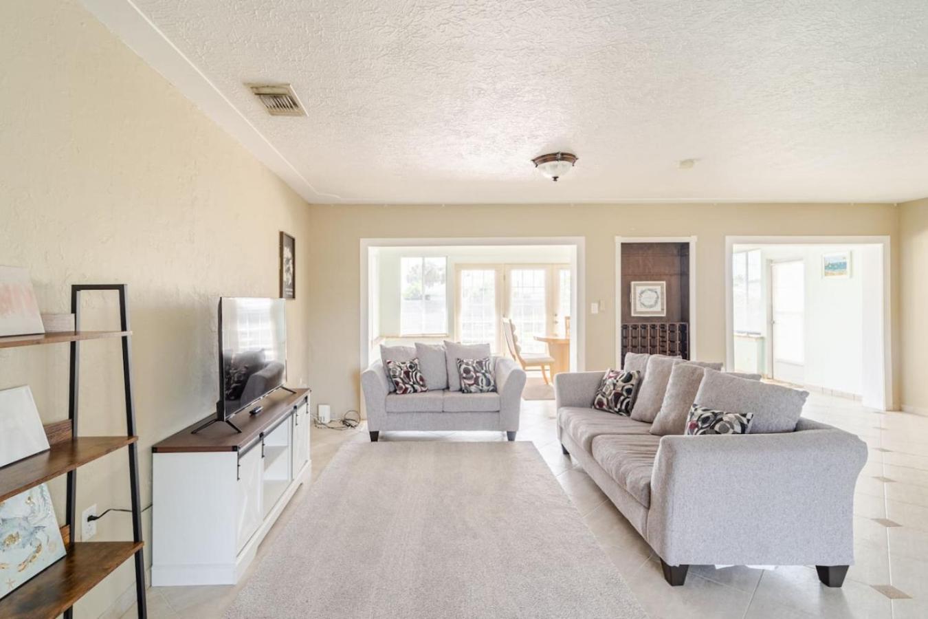 Serene Escape Cozy Home close to Beaches