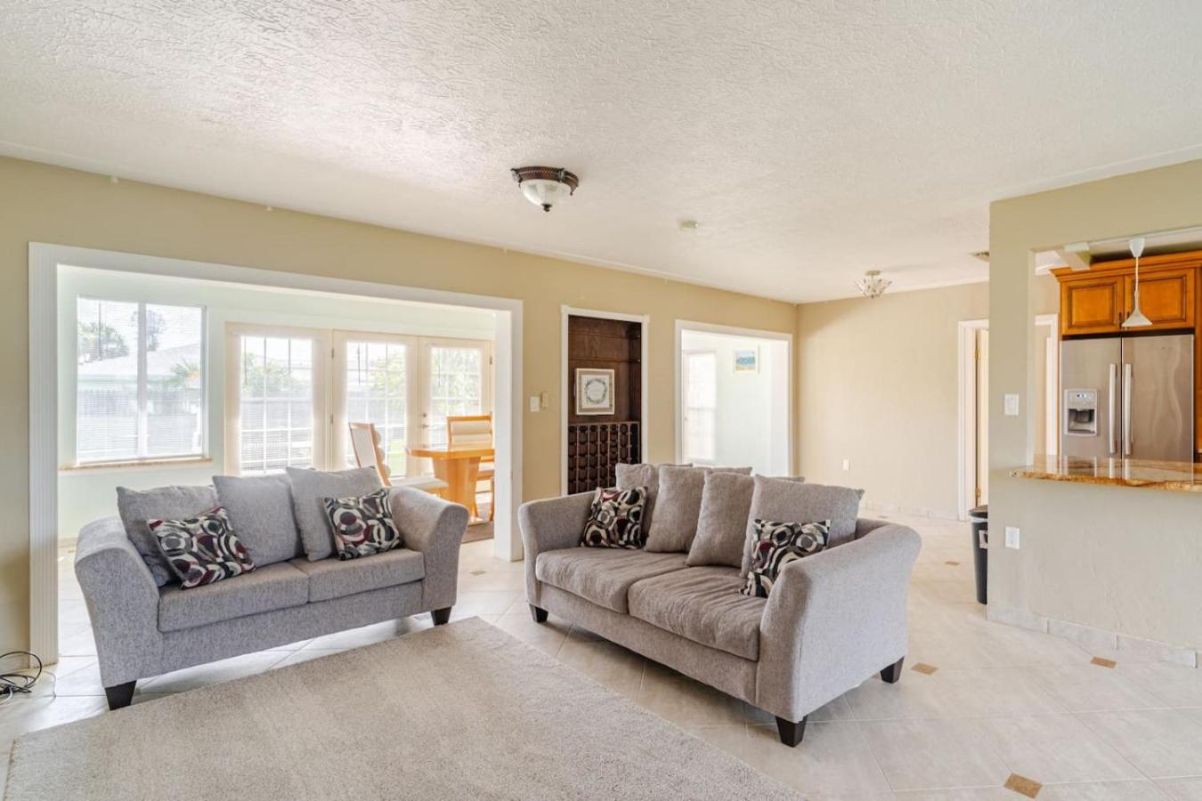 Serene Escape Cozy Home close to Beaches