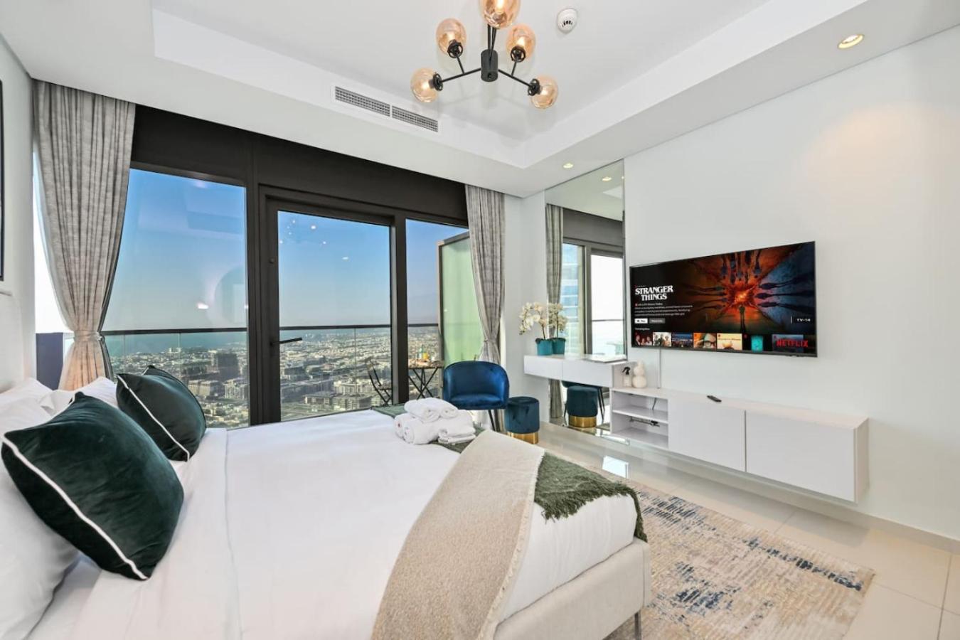 New Luxury SeaView 2Bed - Spectacular Rooftop Infinity Pool, Bar & Burj Views!
