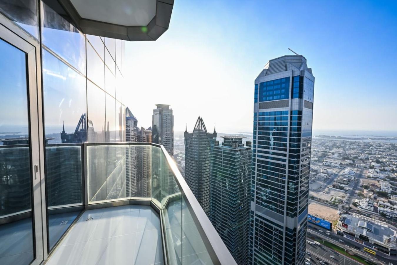 New Luxury SeaView 2Bed - Spectacular Rooftop Infinity Pool, Bar & Burj Views!