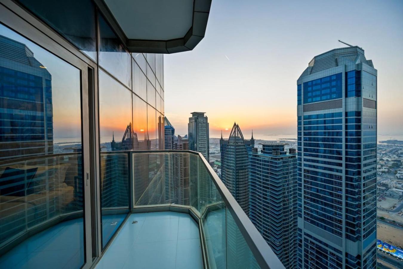 New Luxury SeaView 2Bed - Spectacular Rooftop Infinity Pool, Bar & Burj Views!
