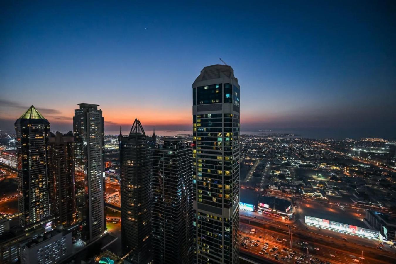 New Luxury SeaView 2Bed - Spectacular Rooftop Infinity Pool, Bar & Burj Views!
