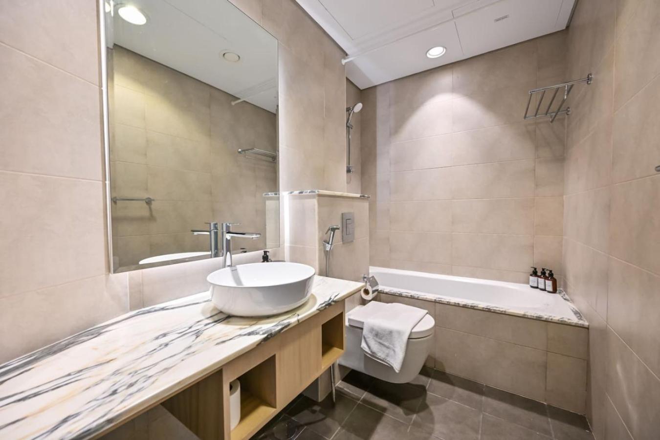 New Luxury SeaView 2Bed - Spectacular Rooftop Infinity Pool, Bar & Burj Views!