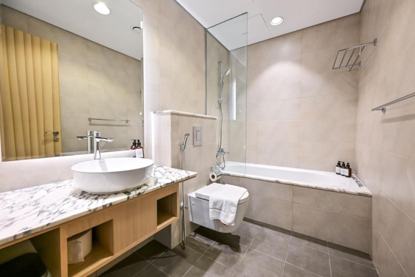 New Luxury SeaView 2Bed - Spectacular Rooftop Infinity Pool, Bar & Burj Views!