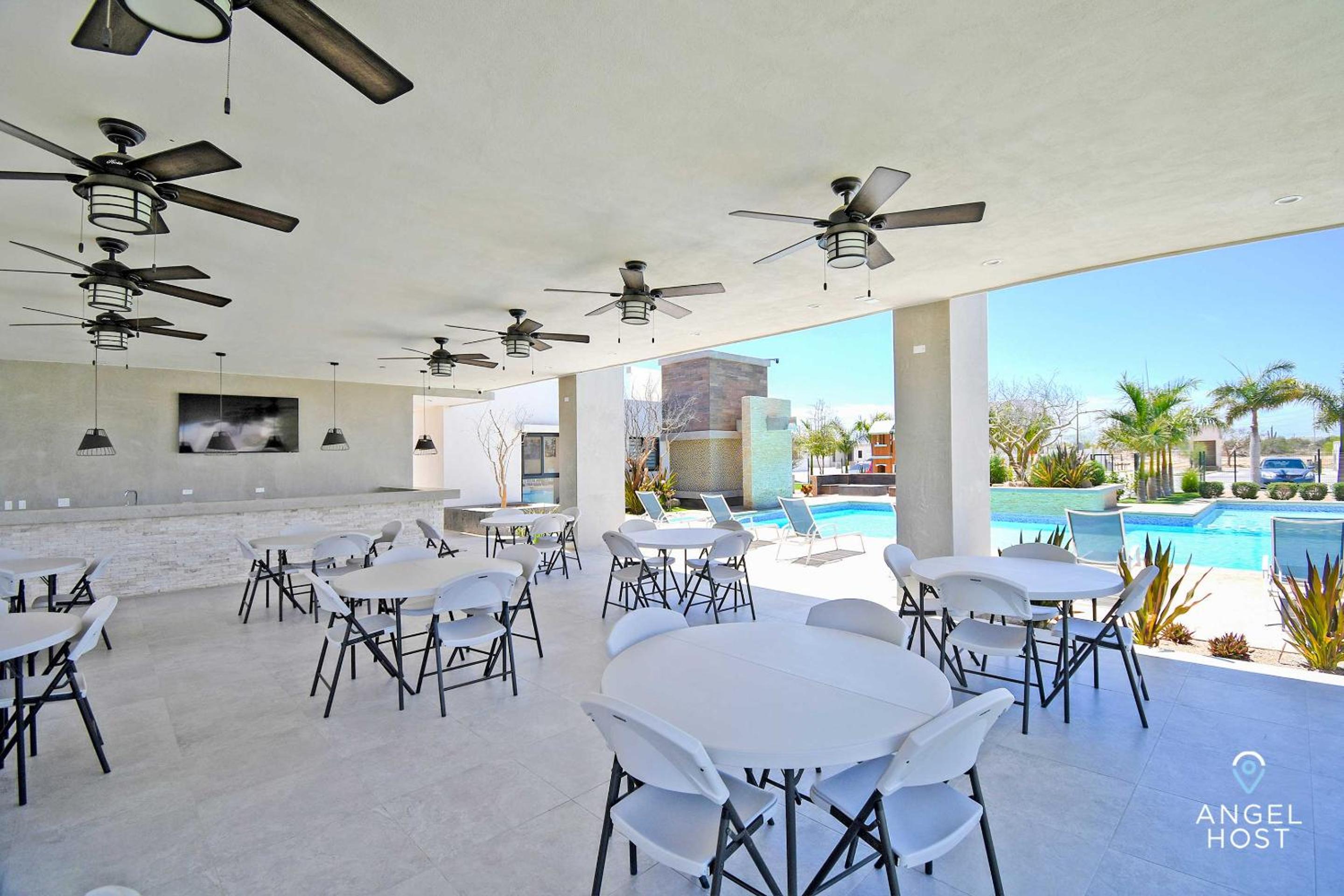 Stylish Homes & Comfy Pool Oasis