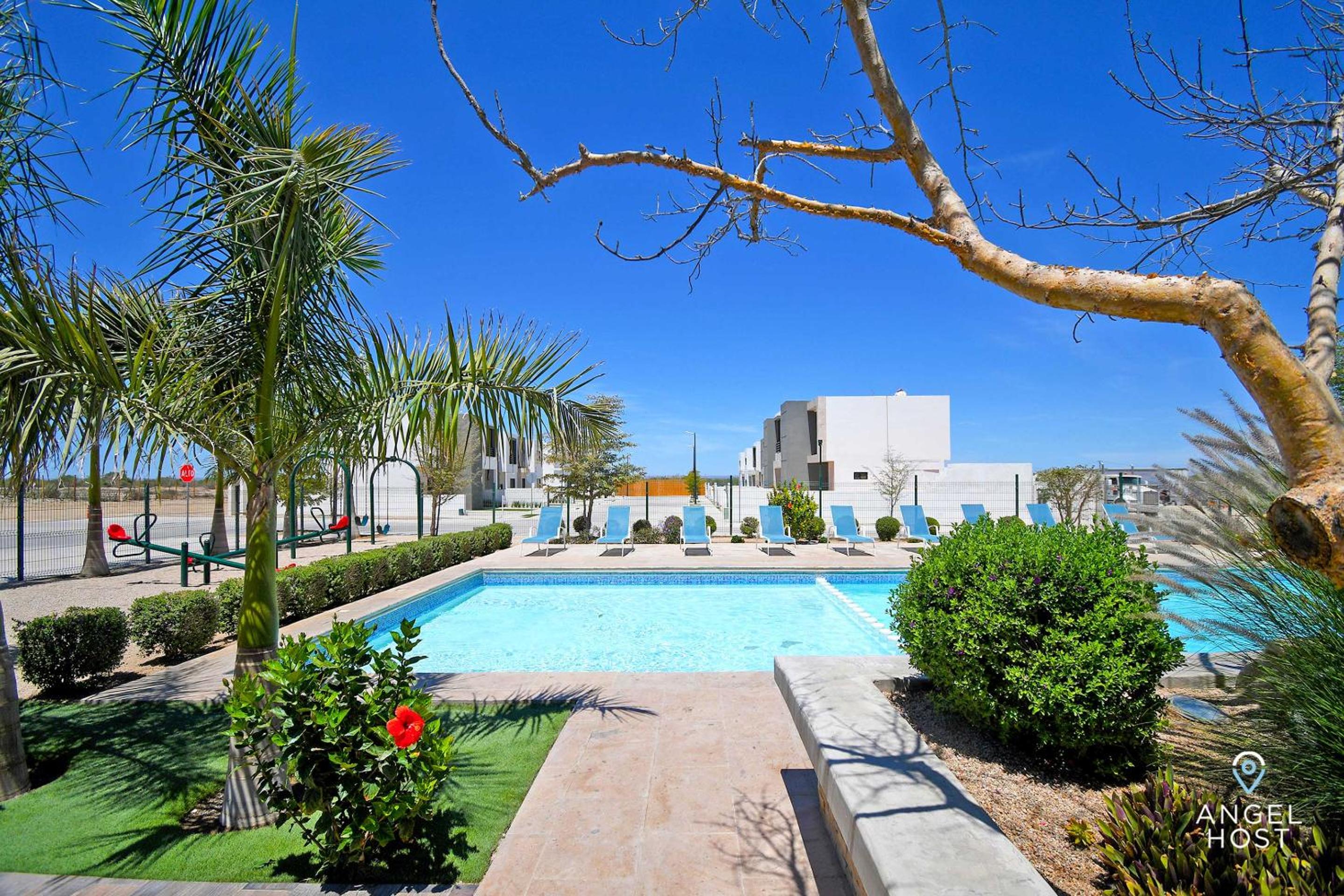 Stylish Homes & Comfy Pool Oasis