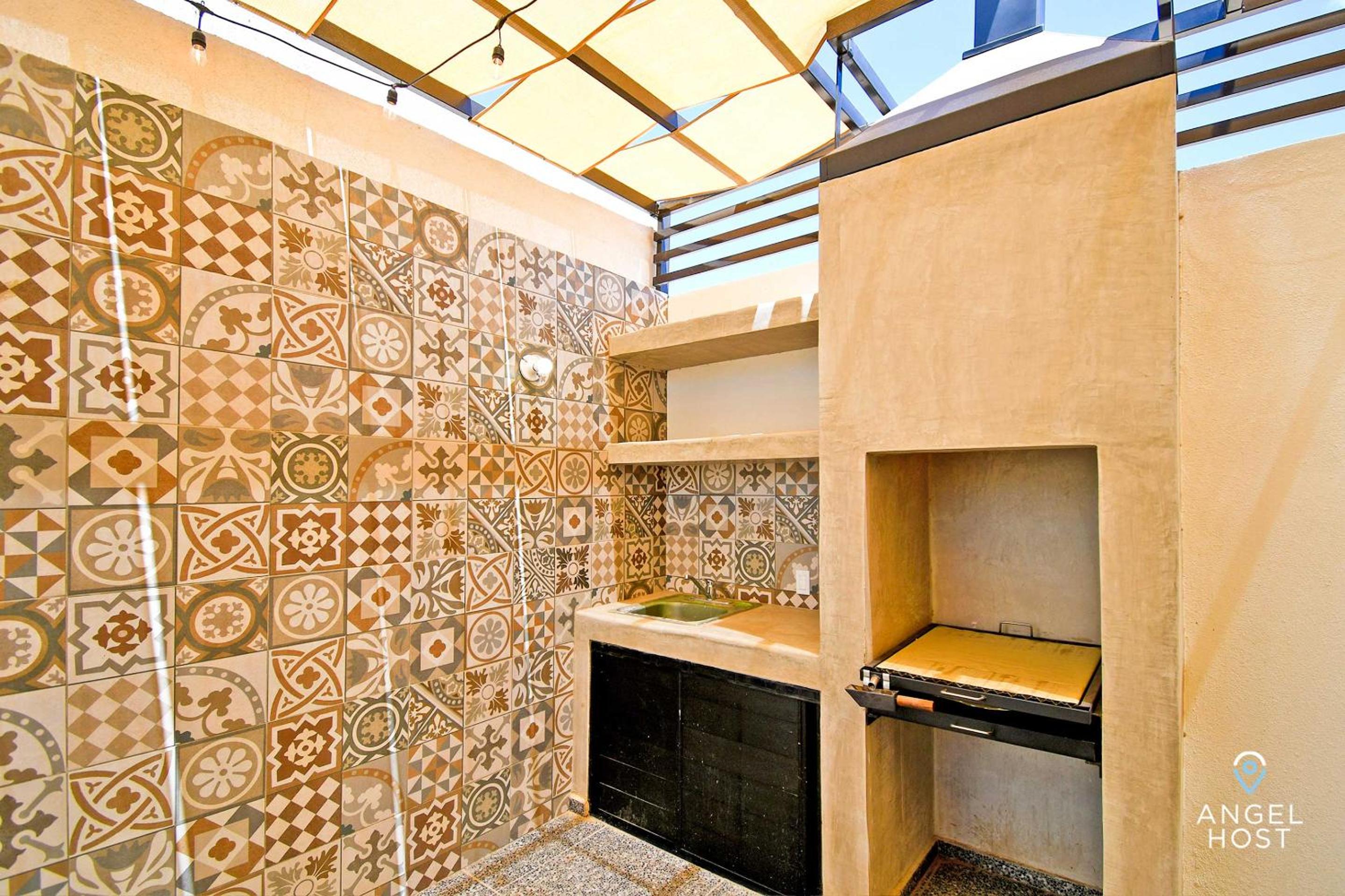 Stylish Homes & Comfy Pool Oasis
