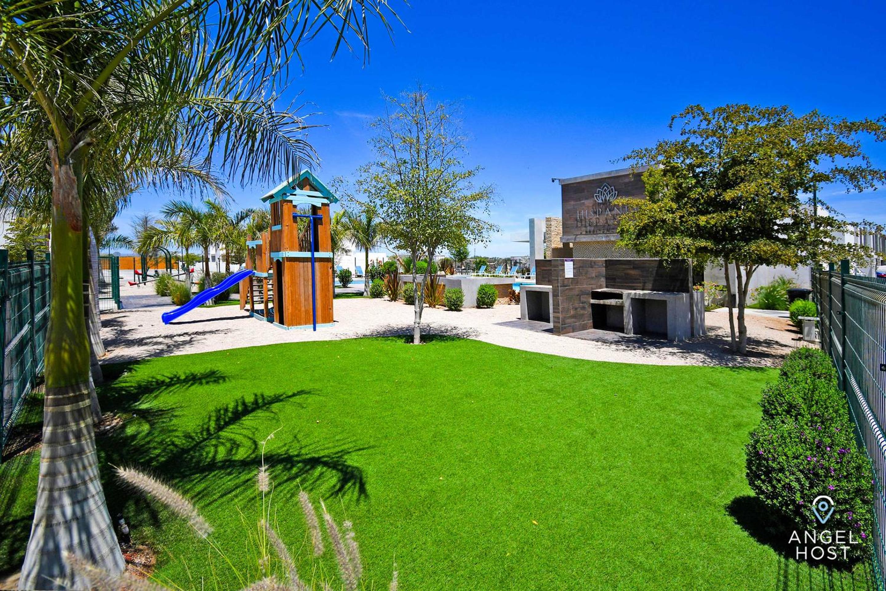 Stylish Homes & Comfy Pool Oasis