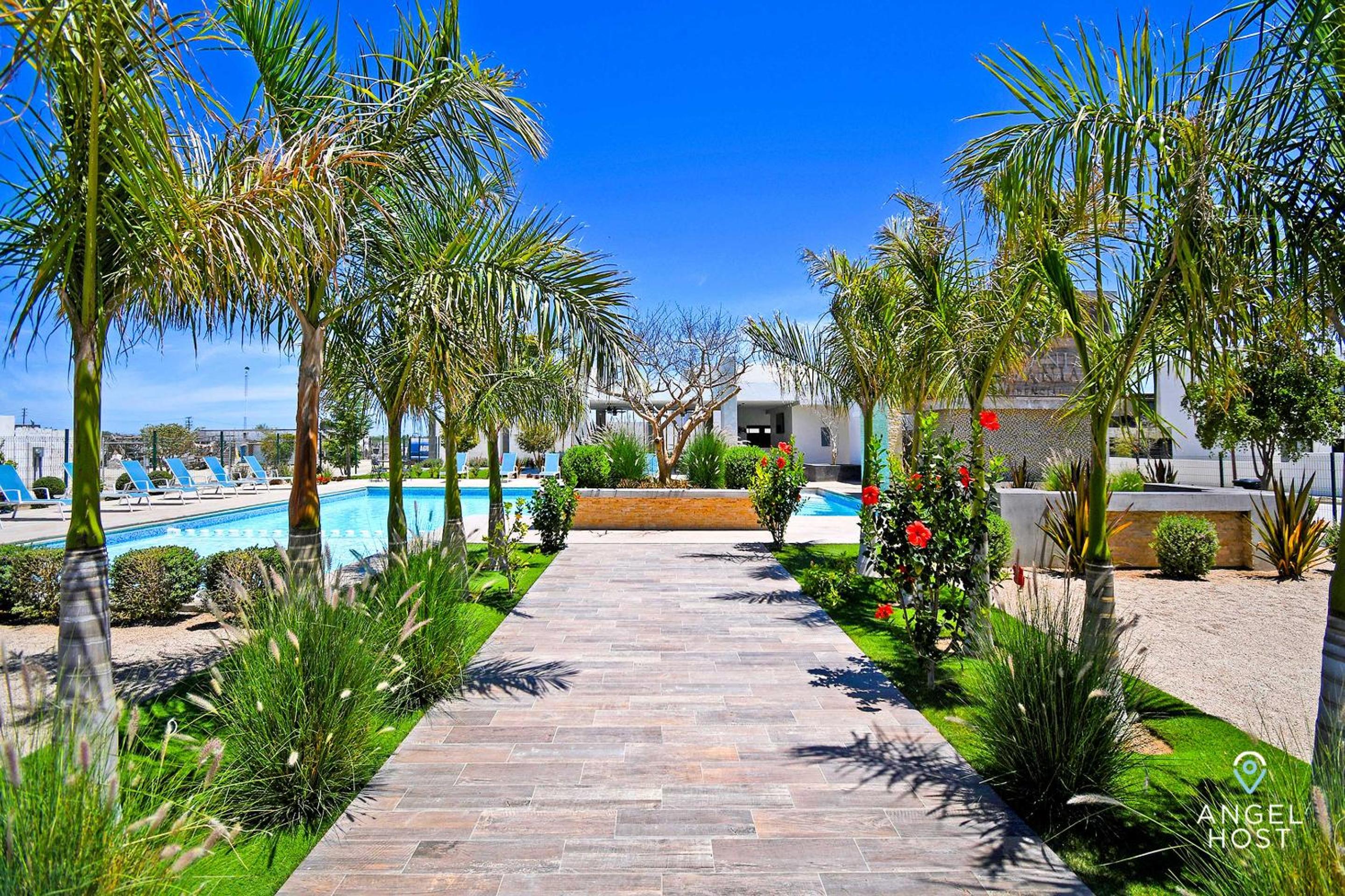 Stylish Homes & Comfy Pool Oasis