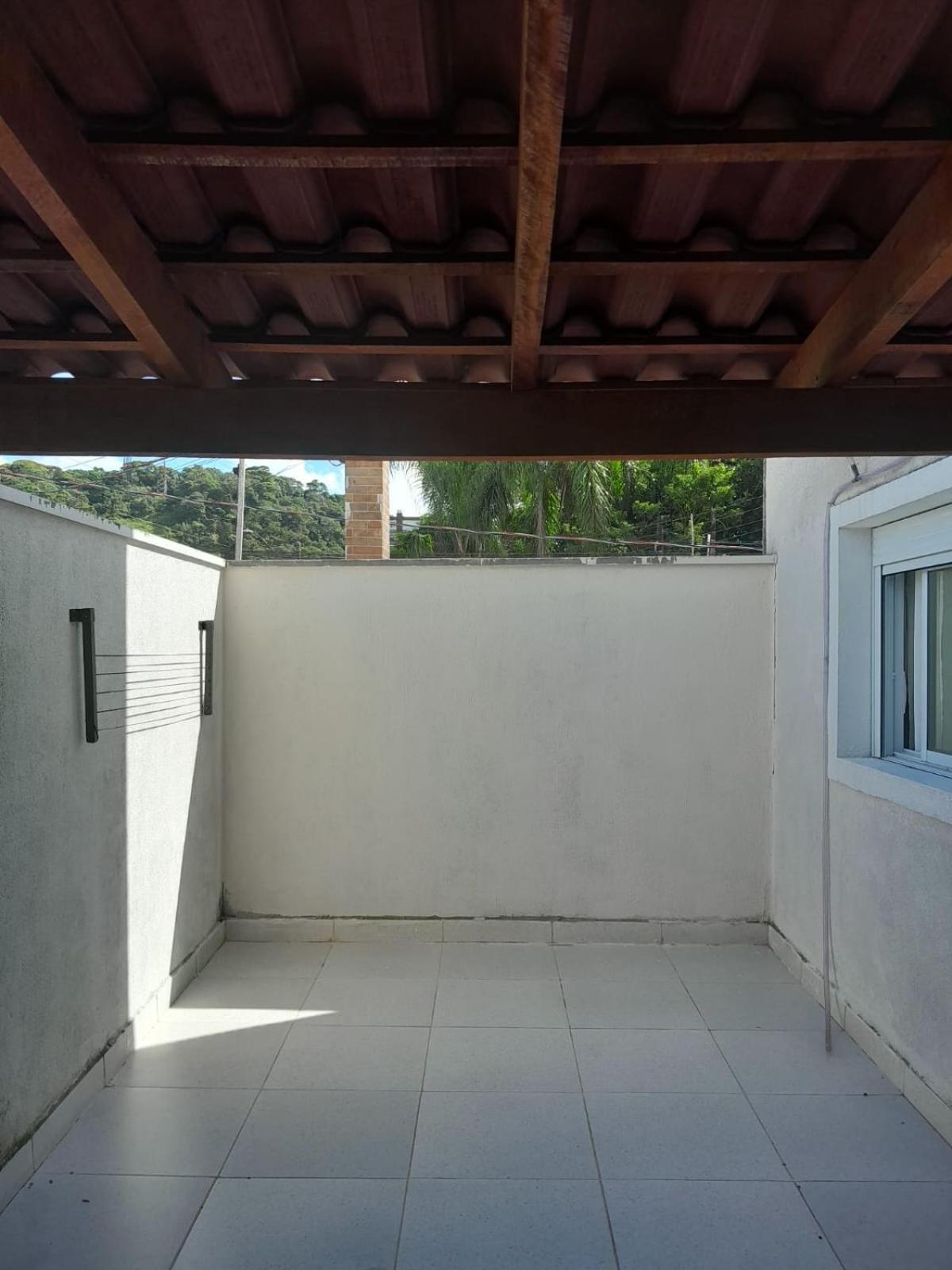 Casa em condomínio no Centro de Bertioga com Ar condicionado