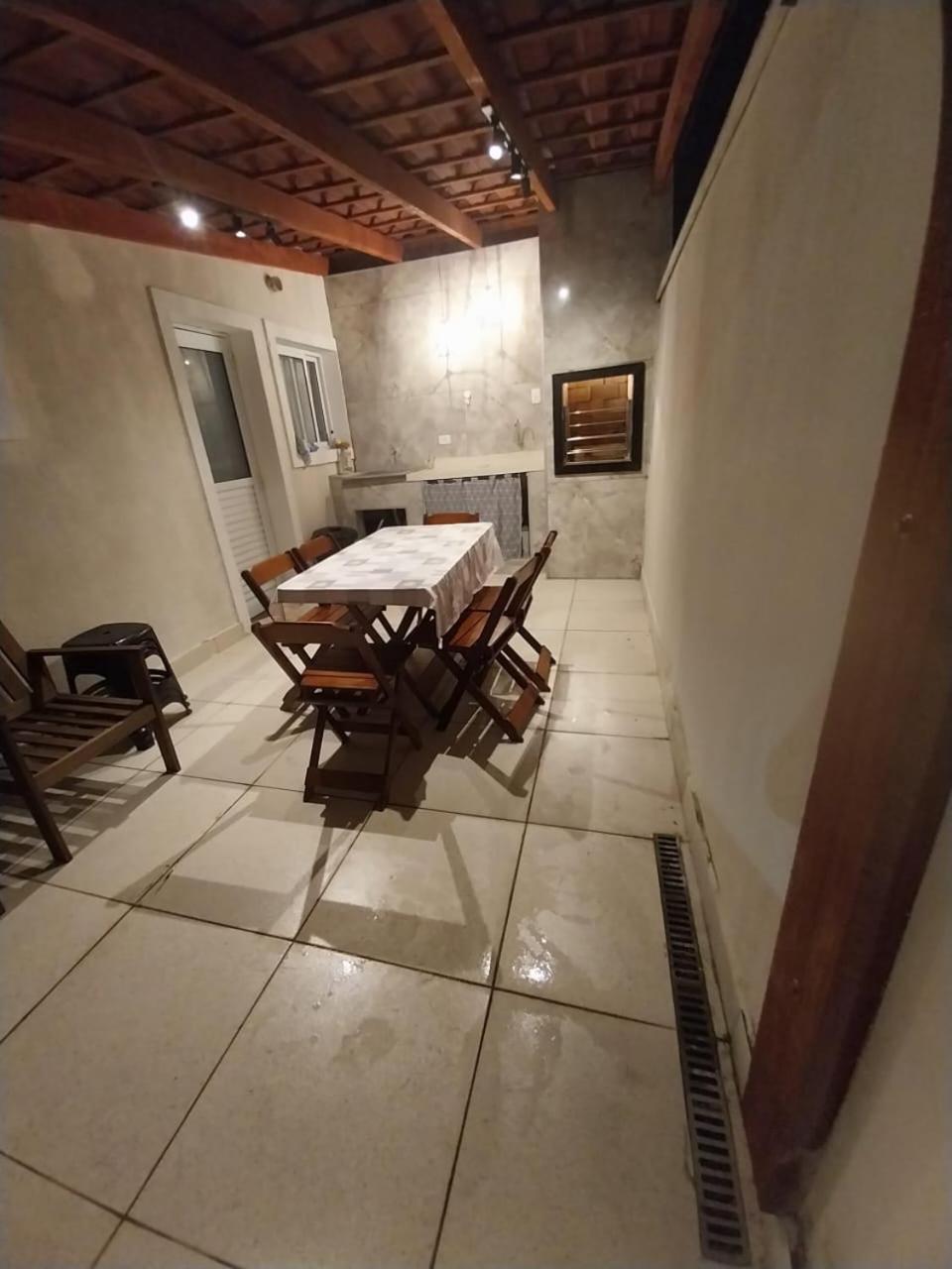 Casa em condomínio no Centro de Bertioga com Ar condicionado