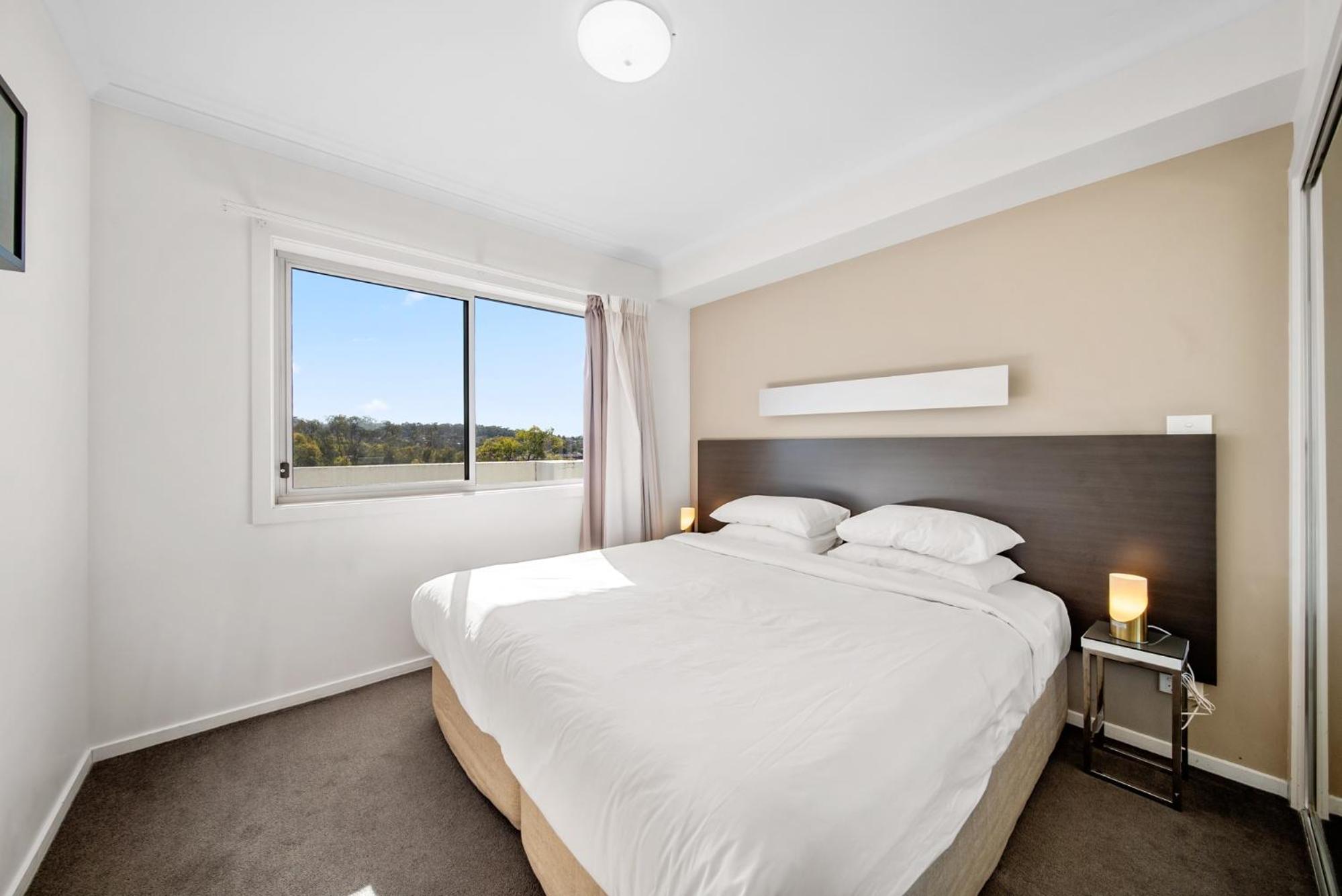 Bright 1-Bed Apartment with Balcony
