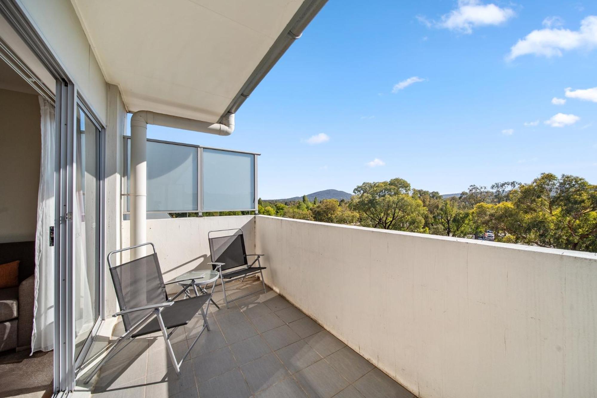Bright 1-Bed Apartment with Balcony