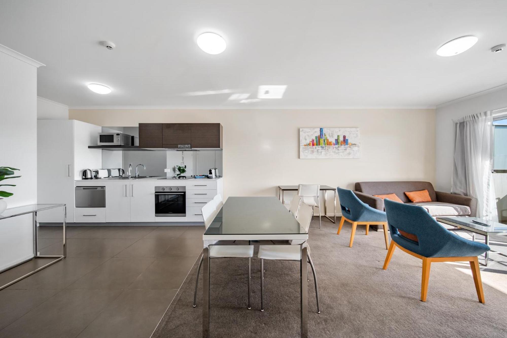 Bright 1-Bed Apartment with Balcony