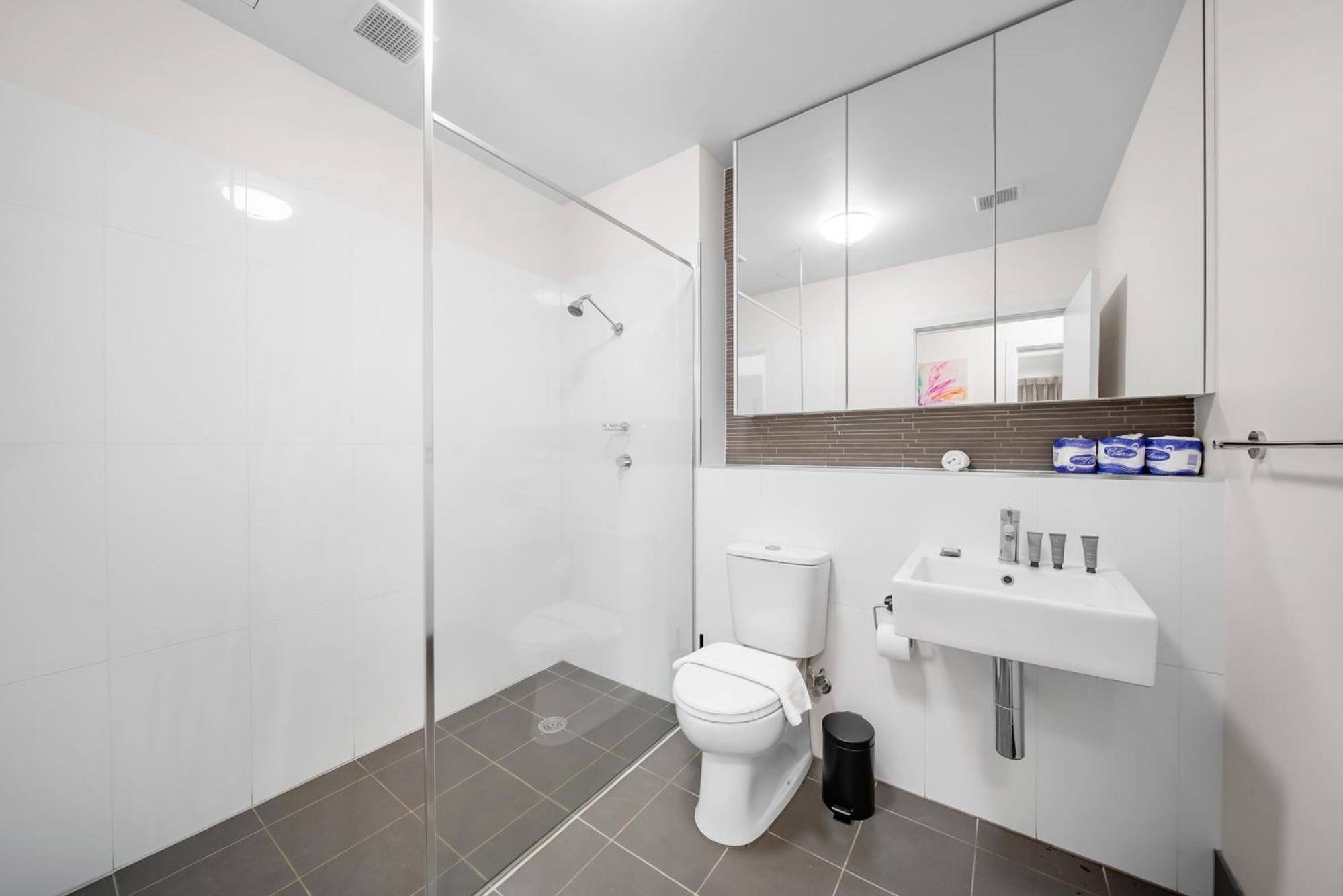 Bright 1-Bed Apartment with Balcony