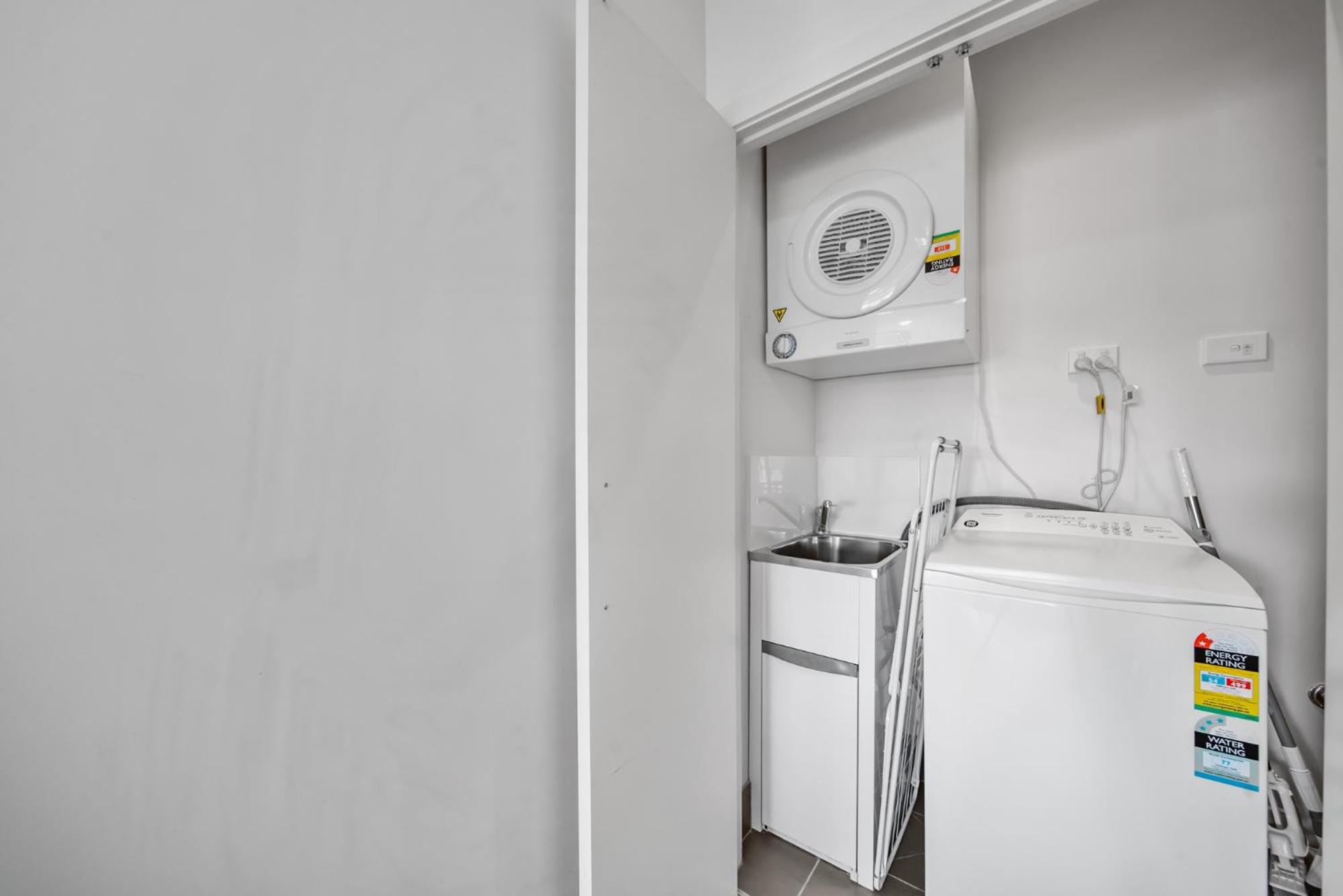 Bright 1-Bed Apartment with Balcony