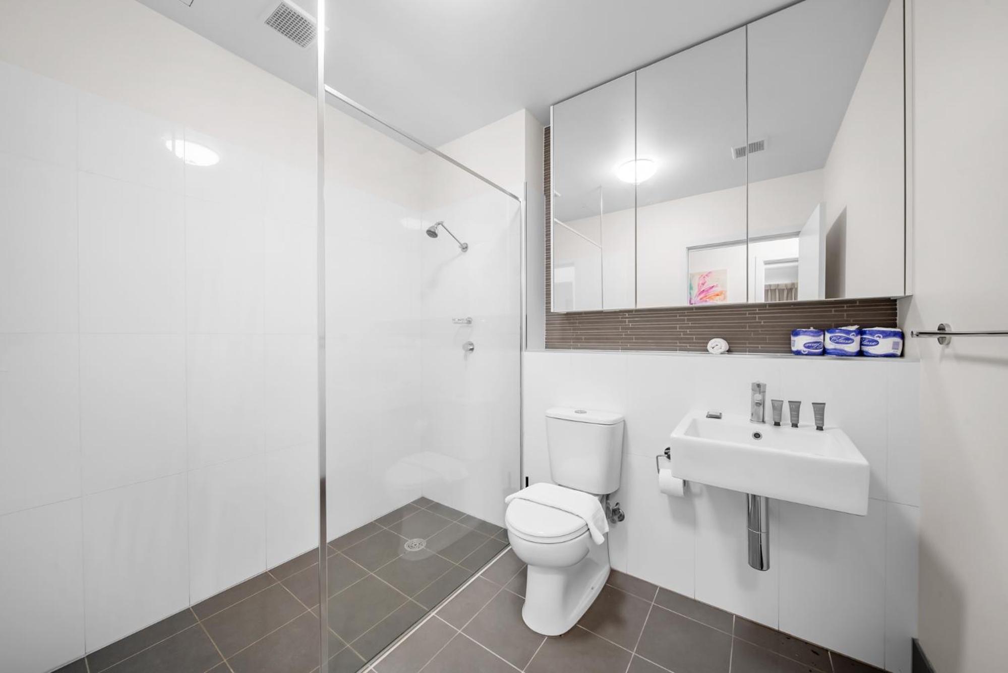 Bright 1-Bed Apartment with Balcony
