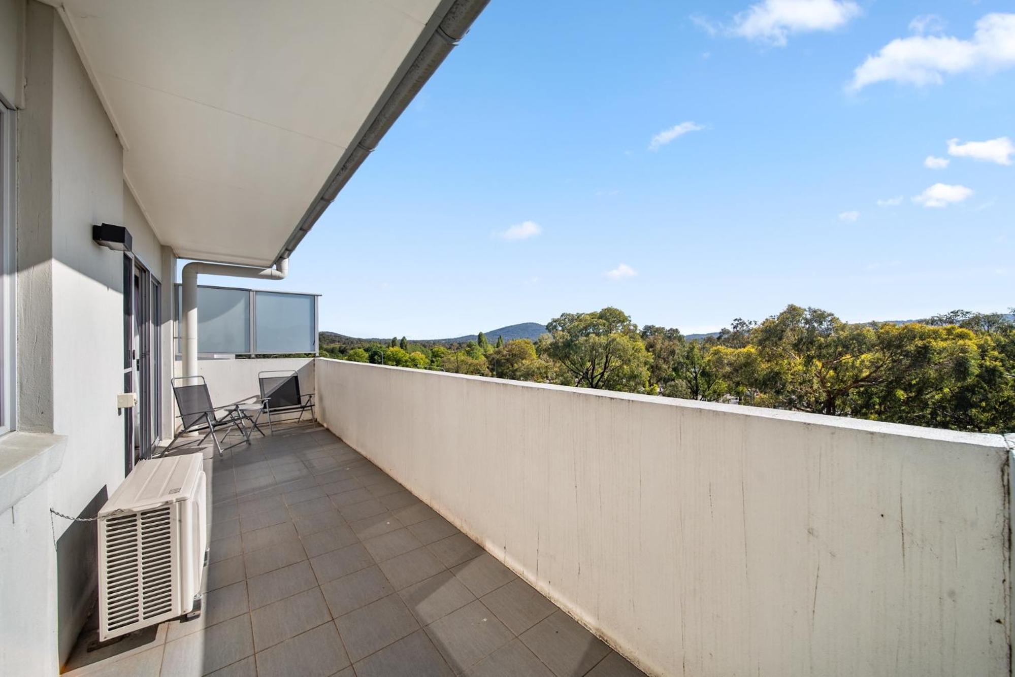 Bright 1-Bed Apartment with Balcony