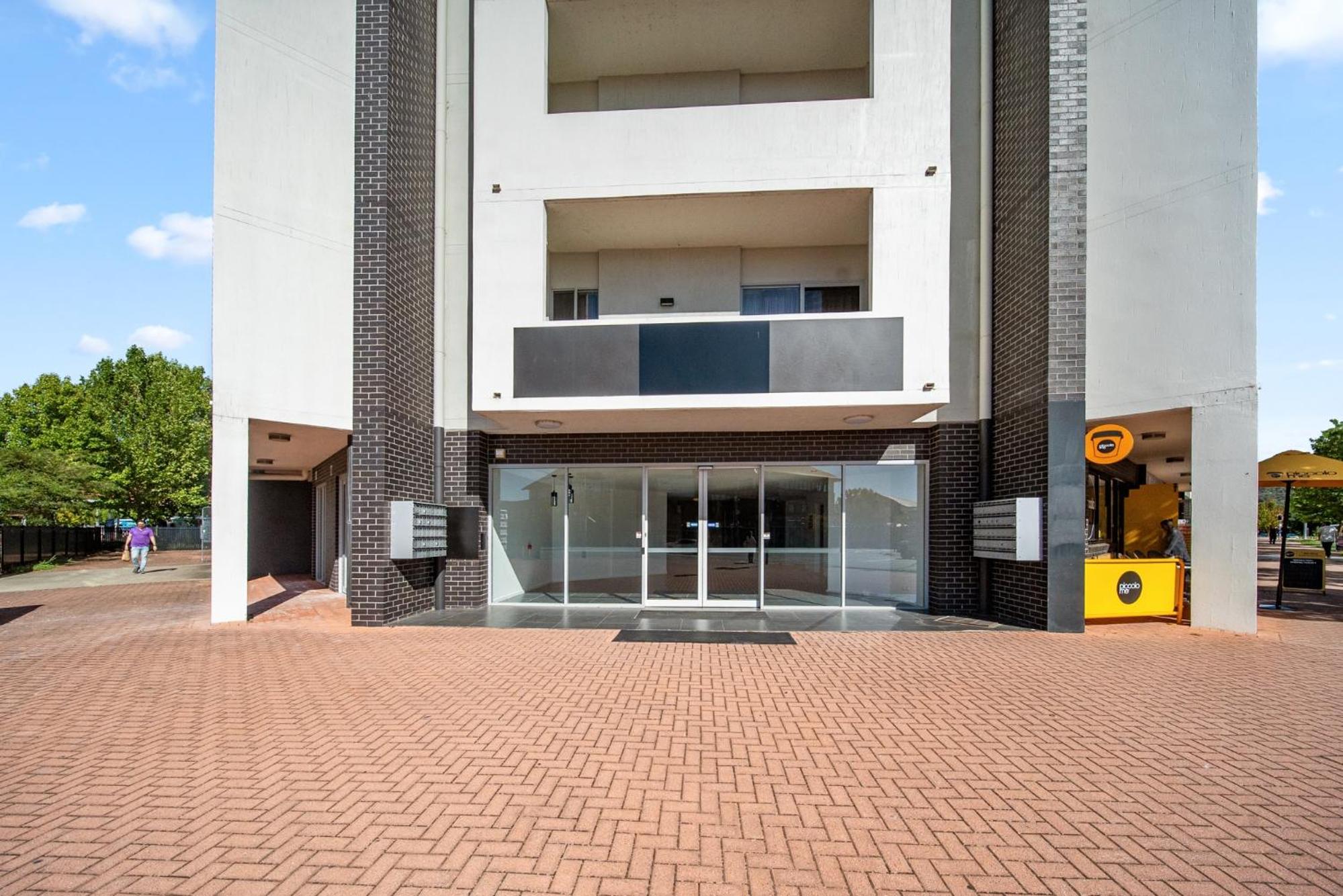 Bright 1-Bed Apartment with Balcony