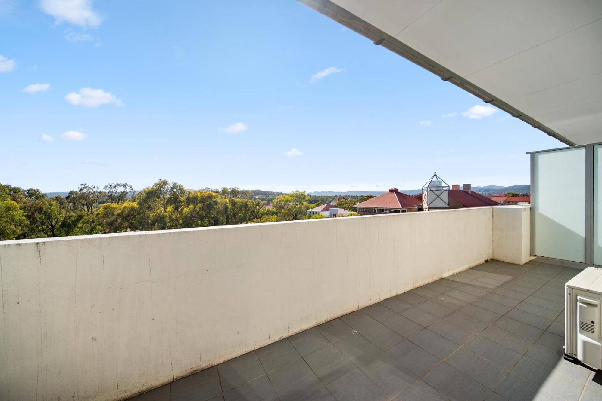 Bright 1-Bed Apartment with Balcony